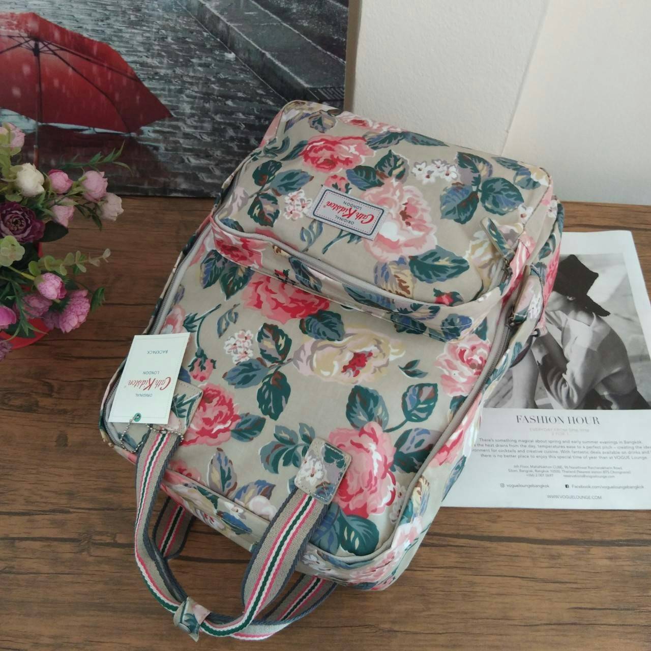 Cath Kidston Backpack Bag กระเป๋าเป้ สไตล์วินเทจ ด้านหน้ามี 1 ช่องซิป เปิดปิดด้วยซิป มีช่องหลักโล่งกว้าง และช่องเล็ก ใบนี้จุของได้เนอะ คุ้มค่าเกินราคาค่ะ