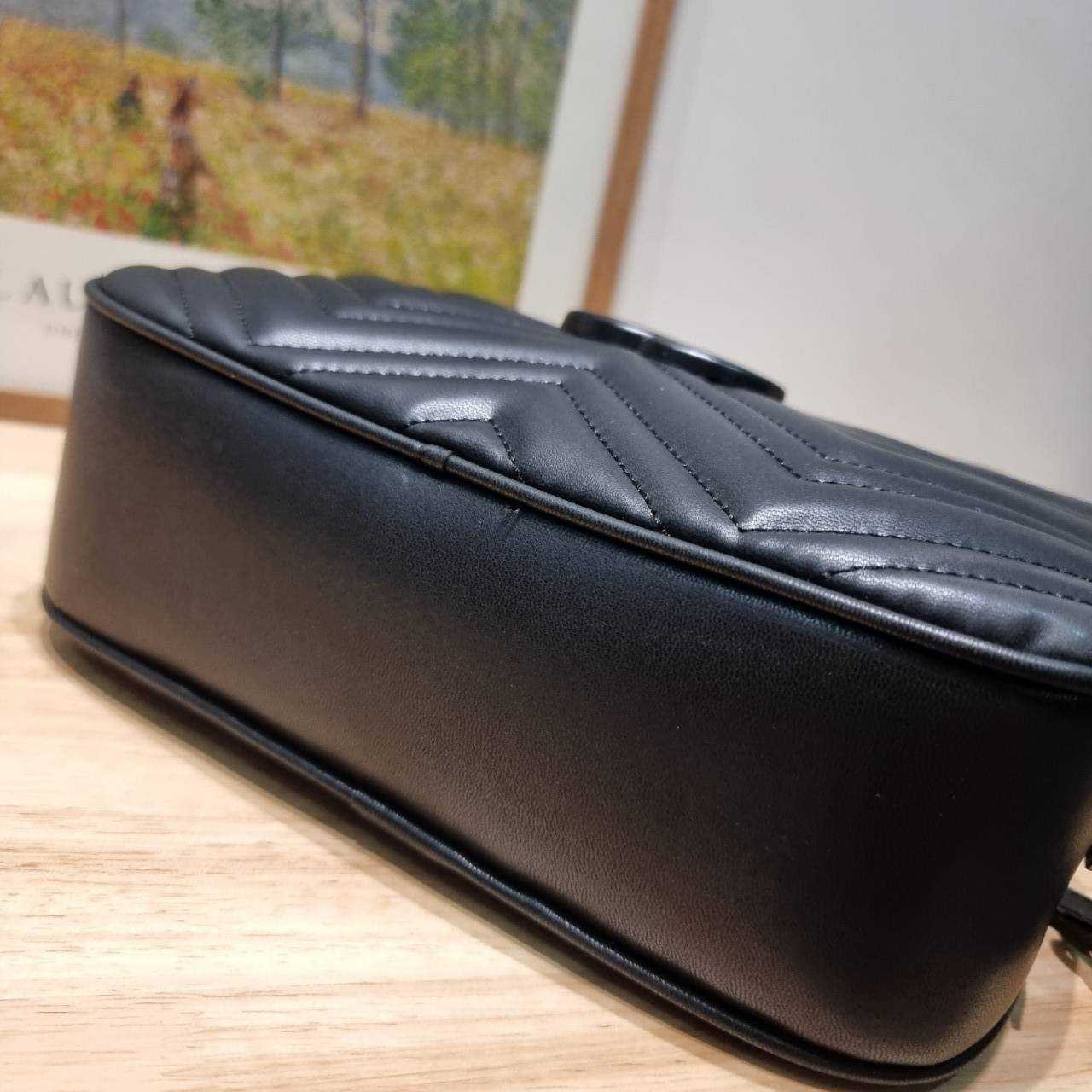 GG MARMONT SMALL SHOULDER BAG 🖤 อีกหนึ่งรุ่นในตำนาน ฮิตไม่เลิก กับกระเป๋าสะพายข้างรุ่นคลาสสิค รูปทรงกล่อง สวยใช้งานสะดวก อะไหล่สีดำดูแพง สะพายขับผิว