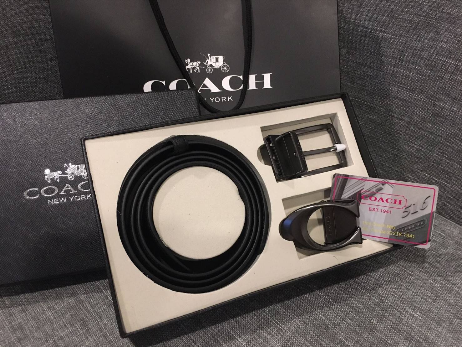 COACH BELT VALUE PACK BOX SET เซทเข็มขัด 2 in 1 Limited Edition จาก Coach ในเซทมีหัวเข็มขัด 2 แบบ 2 สไตล์สวยน่าใช้ สายเข็มขัดสามารถกลับใช้ได้ 2 ด้าน สีดำ หนังมี 2 ลาย 2 ด้านนะคะให้หนุ่มๆสามารถสลับใช้ถึง 4 แบบในเซทเดียวไม่จำเจ เข็มขัดปรับได้ Freesize มาพร้