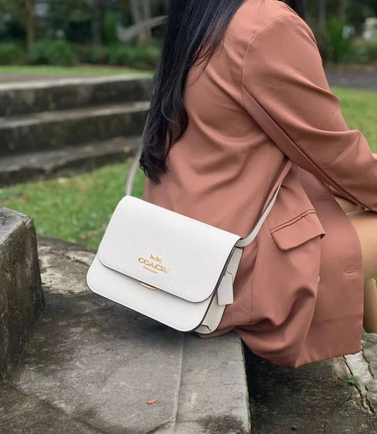 COACH C5632 BRYNN FLAP CROSSBODY แซ่บที่สุด ใหม่ที่สุด!! คอลเลคชั่นใหม่!! มองยังไงก็หลงรักละสายตาไม่ไหว กระเป๋าสะพายข้างลุคไฮน์ ที่ดีไซน์ออกมาได้ปัง และดูแพงมากๆ ด้วยดีเทลคลาสสิค รูปทรงใช้งานง่าย เรียบๆแต่มีดีเทล วัสดุหนัง crossgrain สวยคม!!! เปิด-ปิดด้วย