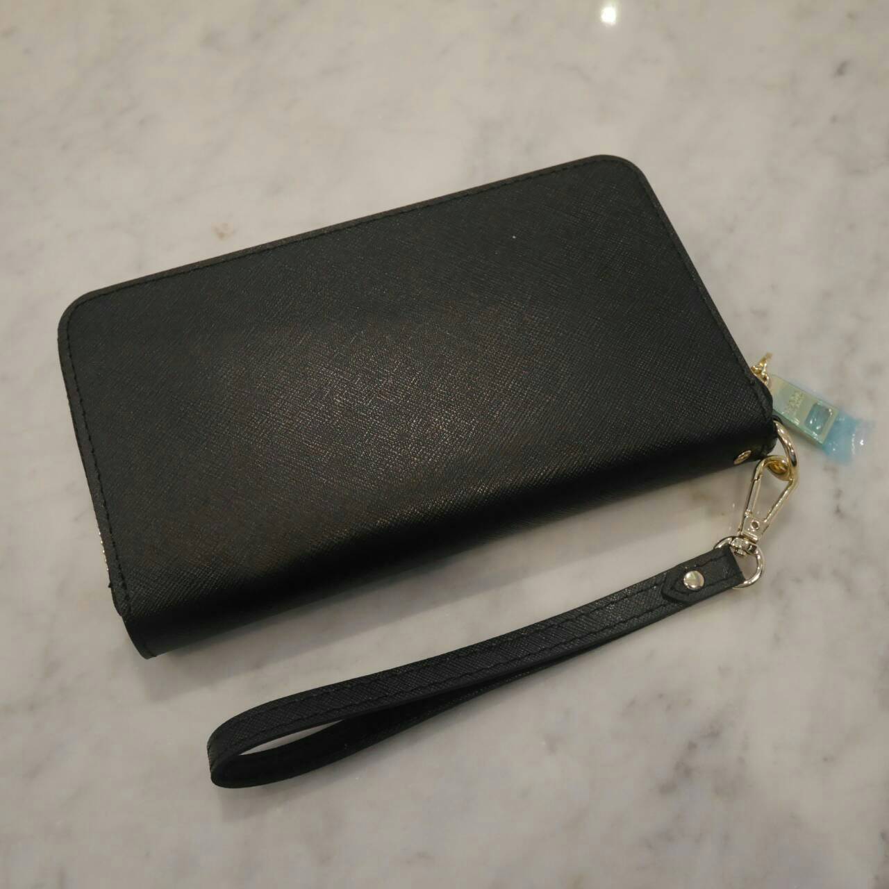 NEW Item! รุ่นที่รอคอย เข้าแล้วค้า กับงานพรีเมี่ยมกิ้ฟท์รุ่นหนัง ที่มีเพียงไม่กี่รุ่น Prada Wallet Saffiano กระเป๋าสตางค์ซิปรอบ **พร้อมสายคล้องมือ เปิดปิดด้วยซิป อะไหล่ทอง ปั้มแบรนด์ ทั้งใบ **จุดเด่น มีช่องใส่มือถือ ได้ถึงiphone7+ ใส่บัตรได้หลายช่อง ด้านใ