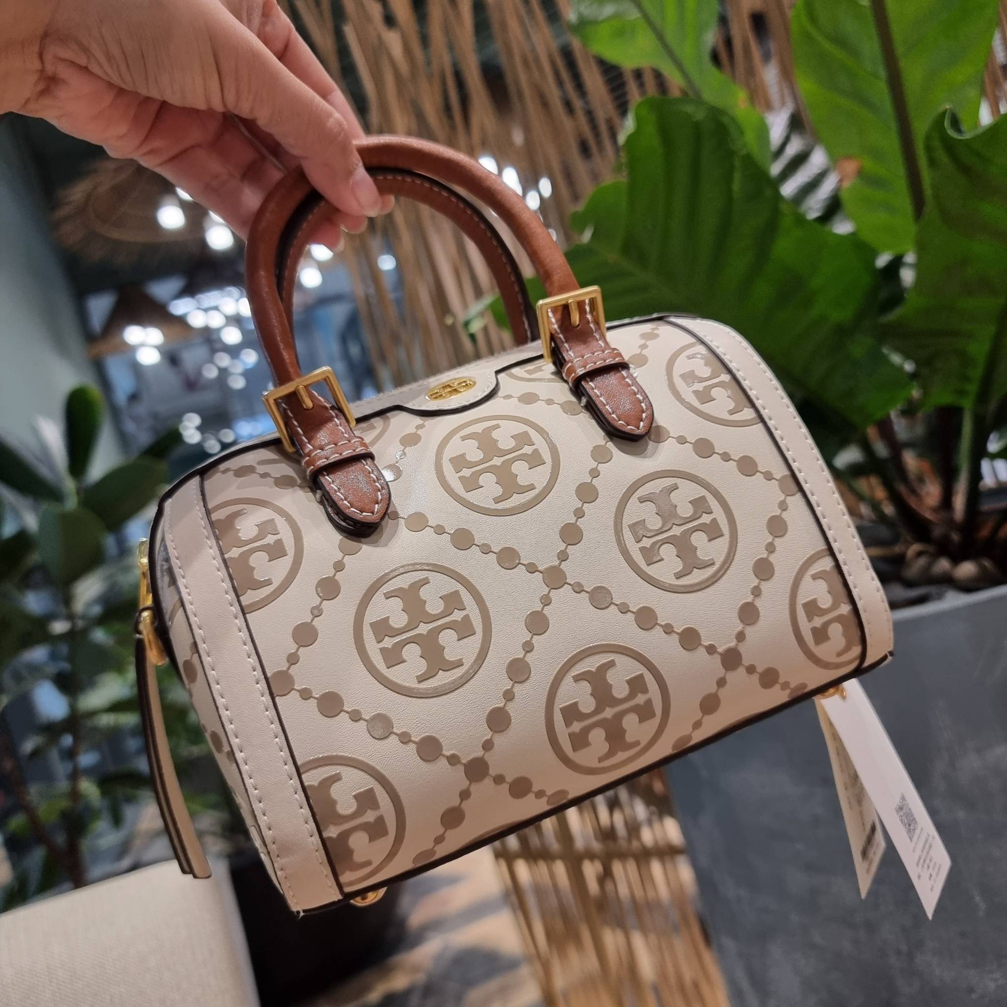 TORY BURCH T MONOGRAM MINI EMBOSSED WINE BUCKET BAG คอลเลคชั่นใหม่ กับกระเป๋าสะพายทรงยอดนิยม ในไซส์มินิ ดีไซน์ใหม่ล่าสุด สวยลูกคุณหนู หรูหรา!! ด้วยดีเทลผิวลายนูนลวดลายเอกลักษณ์ วัสดุหนังแท้ มีหูจับในตัว สีโทนอุ่นขับผิว สะดวกใช้ไปอีก และมีสายสะพายข้าง ปรับ