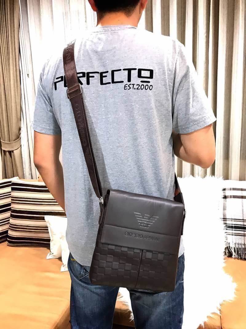 GIORGIO ARMANI CROSSBODY BAG กระเป๋าสะพาย Limited Edition จาก GIORGIO ARMANI JEAN เปิดปิดด้วยฝาปิดแม่เหล็กซ่อนด้านในตัวกระเป๋า พร้อมซิปสะดวกใช้ ปั้มโลโก้แบรนด์ด้านหน้ามี1ช่องใส่ของ ด้านหลังมี1ช่องซิป ขนาดกำลังดี น้ำหนักเบา กันน้ำ สามารถใส่ ipad mini กระเป