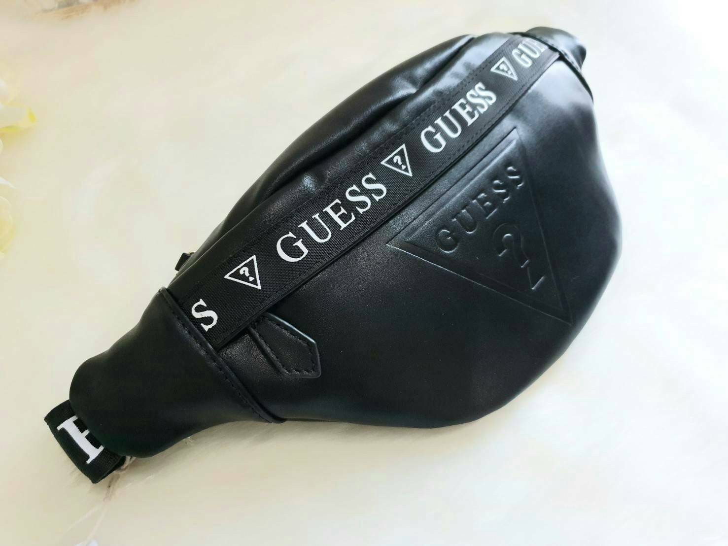 GUESS GESABEL GYM FANNY PACK กระเป๋าหนังคาดเอว/อก ด้านหน้าปั๊มโลโก้แบรนด์ทรงสามเหลี่ยม ตัวกระเป๋าเปิดปิดด้วยซิปใช้งานง่าย มี 2 ช่องซิป มีลูกเล่นซ่อนซิปหน้าคาดปิดด้วยสายพิมพ์โลโก้ ภายในกระเป๋าโล่งกว้าง สามารถใส่มือถือได้ทุกรุ่น จุของได้เยอะ รับรองถูกใจสาวๆ