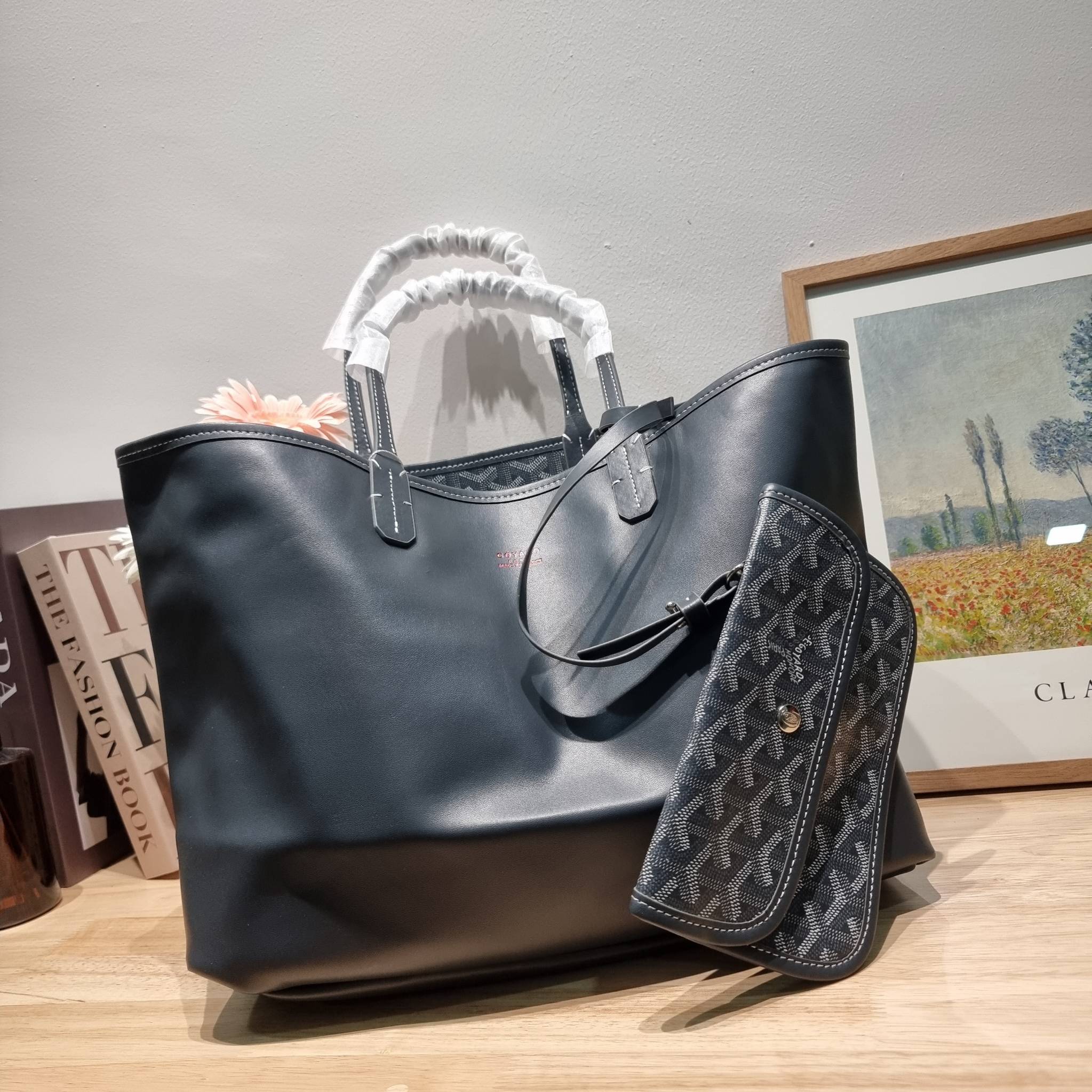 GOYARD ANJOU REVERSIBLE TOTE กระเป๋าสะพายทรงโท้ท ใบใหญ่จุใจ!! กลับด้านใช้ได้ทั้ง 2 ด้าน มาครบสีขายดี เลิศทุกสี รูปทรงคลาสสิค ดีไซน์เป็นเอกลักษณ์ ใช้งานได้หลากหลาย สามารถกลับด้านใช้ได้แบบไม่มีเบื่อ วัสดุหนังแคนวาสพิมพ์ลายสวยคม