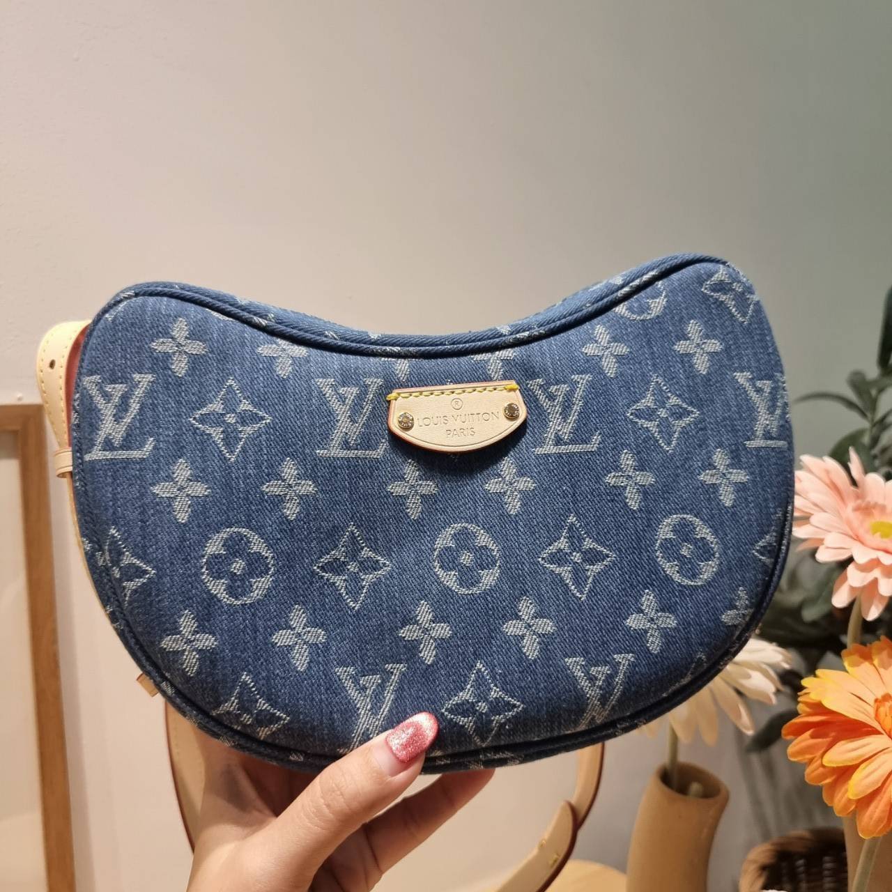 LV croissant denim bag กระเป๋าทรงครัวซองต์ ใหม่ล่าสุด สวยชิค ฉ่ำก่อนใคร ด้วยดีไซน์สุดเก๋แบบทำถึง เพิ่มดีเทลน่าใช้ด้วยใบลูก ที่แยกออกมาใช้ได้