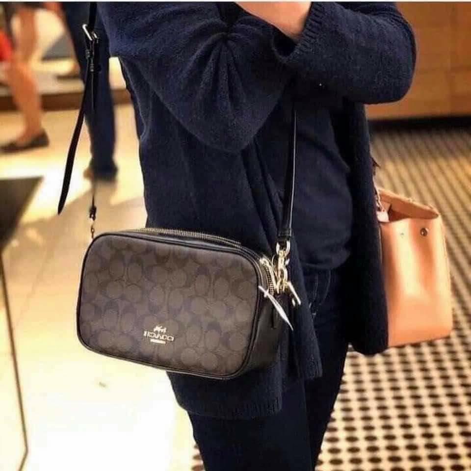 ใครรออยู่จัดเลยค่ะ มากี่รอบไม่พอจริงๆค่ะ😁 COACH JES CROSSBODY IN SIGNATURE BAG กระเป๋าสะพายข้าง//ครอสบอดี้ร์ วัสดุหนังแท้ หนังนิ่มทรงสวย 🔺อะไหล่ป้ายห้อยโลหะแบรนด์นะคะ กระเป๋าแบ่ง2ซิป แต่ละช่องกว้าง สามารถใส่กระเป๋าเงินใบยาวได้; ของจำเป็นได