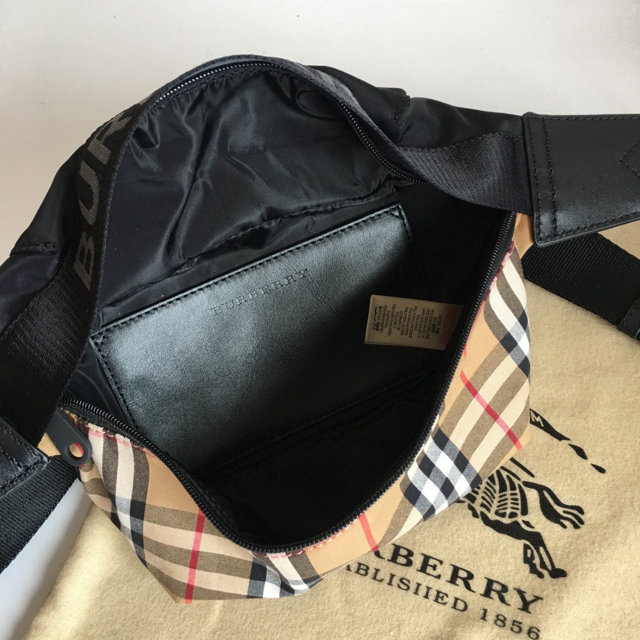 BURBERRY FRAGRANCES BAG VIP GIFT WITH PURCHASE (GWP) พรีเมี่ยมกิ๊ฟ Limited จากน้ำหอม BURBERRY วัสดุ Nylon & Canvas