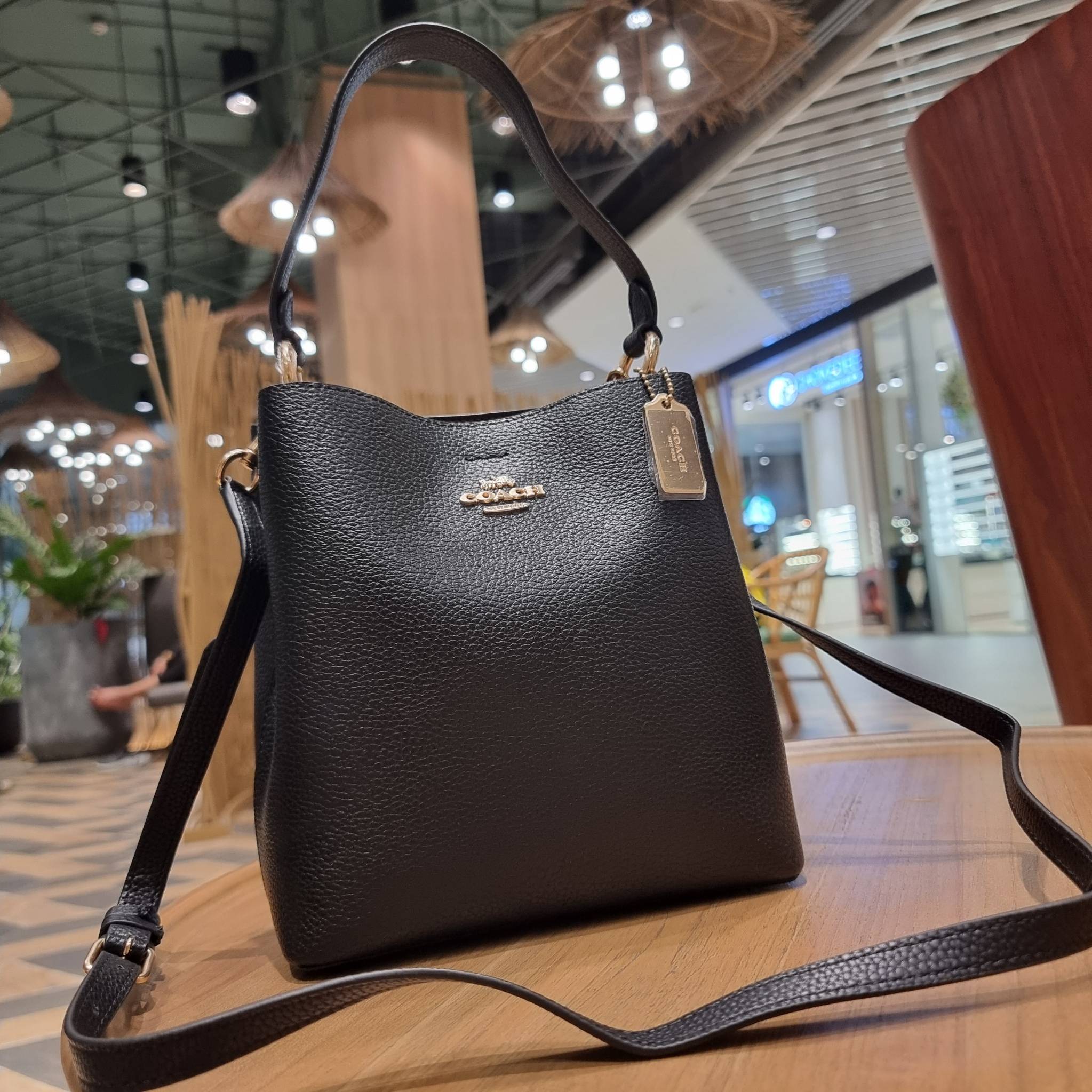 COACH 1011 SMALL TOWN BUCKET BAG รุ่นยอดนิยมใบเล็ก กระเป๋าทรงบัคเก็ต สีคลาสสิคเรียบหรู ตัดกับโลโก้สีทองดูโดดเด่น วัสดุหนัง pepble สวยคมทุกมุมจริงๆ!! เปิด-ปิดด้วยกระดุมแม่เหล็กทั้ง 2 ฝั่ง ภายในเป็นช่องโล่ง มาพร้อมสายสะพายปรับได้ตามตัว ขนาดใบนี้กำลังสวย สะพ