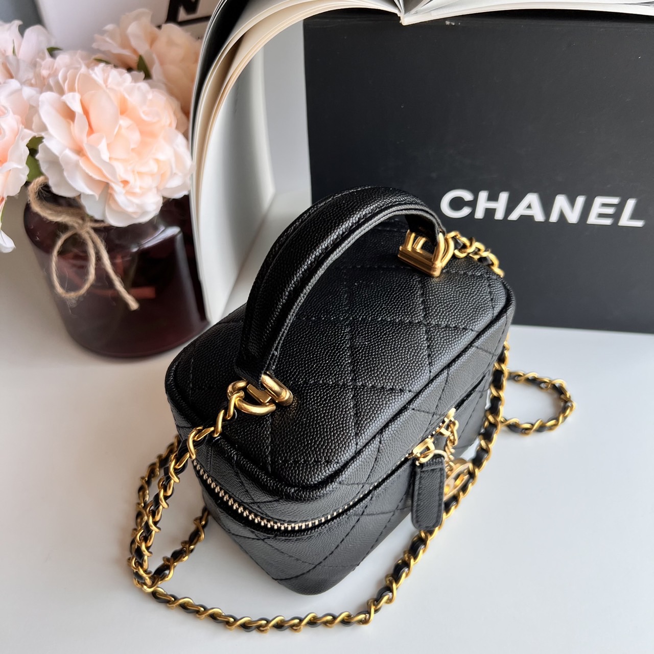 หนังแท้ Chanel Micro Bag / CHANEL Small Vanity Case Caviar Leather / Chanel vanity chain mini พร้อมส่งที่ไทย กระเป๋าสะพายข้างขนาดเล็กน่ารัก ดีไซน์คลาสสิคเรียบหรูเข้ากับทุกลุ๊คแบบไม่มีเอ้าท์ ไอเท็มนี้แนะนำสวยน่าใช้ ไม่ควรพลาดเลยค่าา
