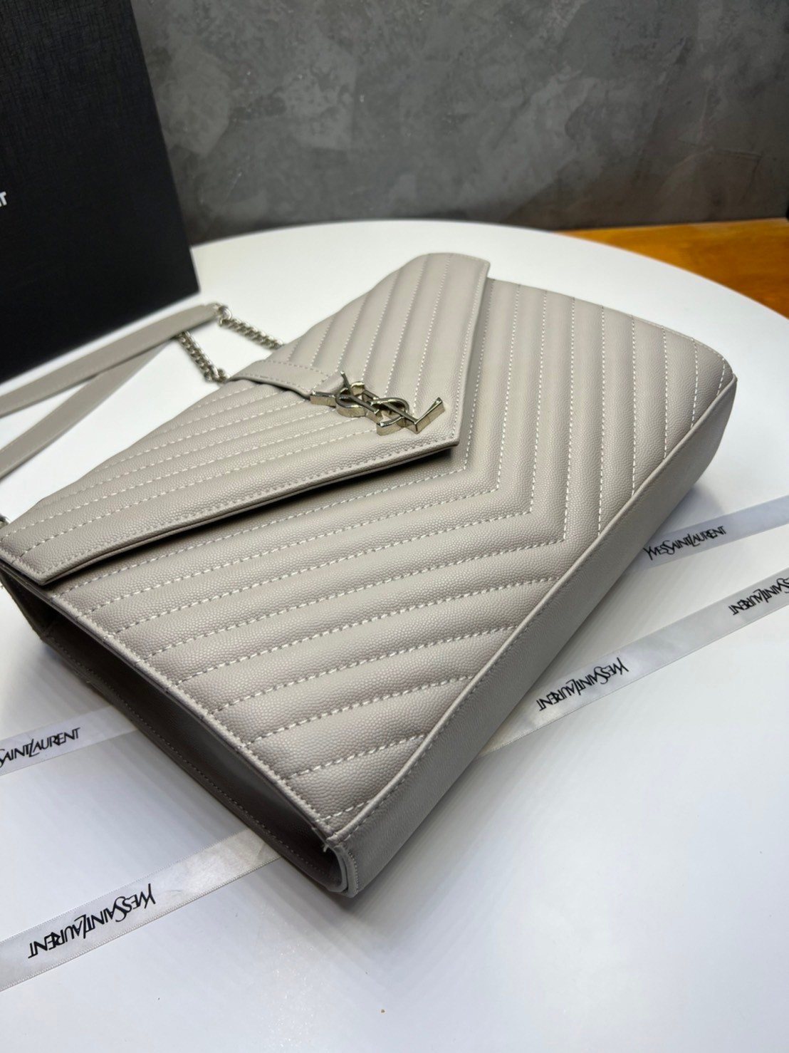 หนังแท้ YSL college large chain bag in quilted leather 30cm กระเป๋าสะพายใบใหญ่ ดีไซน์ทรงสวยหรู ตอบโจทย์ได้ทุกสไตล์ ภาพสินค้าถ่ายจากงานขายจริง ใช้งานต่างประเทศได้