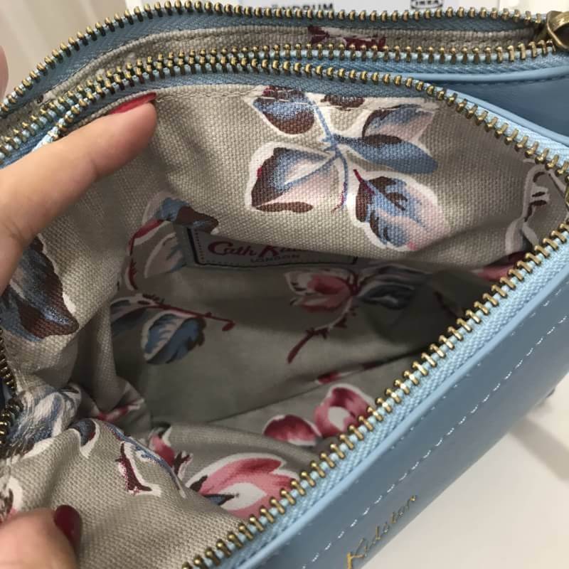 Cath Kidston soft leather crossbody bag ใหม่ล่าสุดจากแบรนด์ Cath Kidston ค่ะ กระเป๋าสะพายข้างหนังนุ่ม สีหวานโทนพาสเทล รุ่นนี้ขนาดกำลังดีค่ะ ตัวกระเป๋าแบ่งออกเป็นสองสัดส่วน สามารถจัดระเบียบของได้ดีค่ะ ภายในบุผ้าลายดอกไม้ตามสไตล์ของแบรนด์นี้ค่ะ รุ่นนี้มีสาย