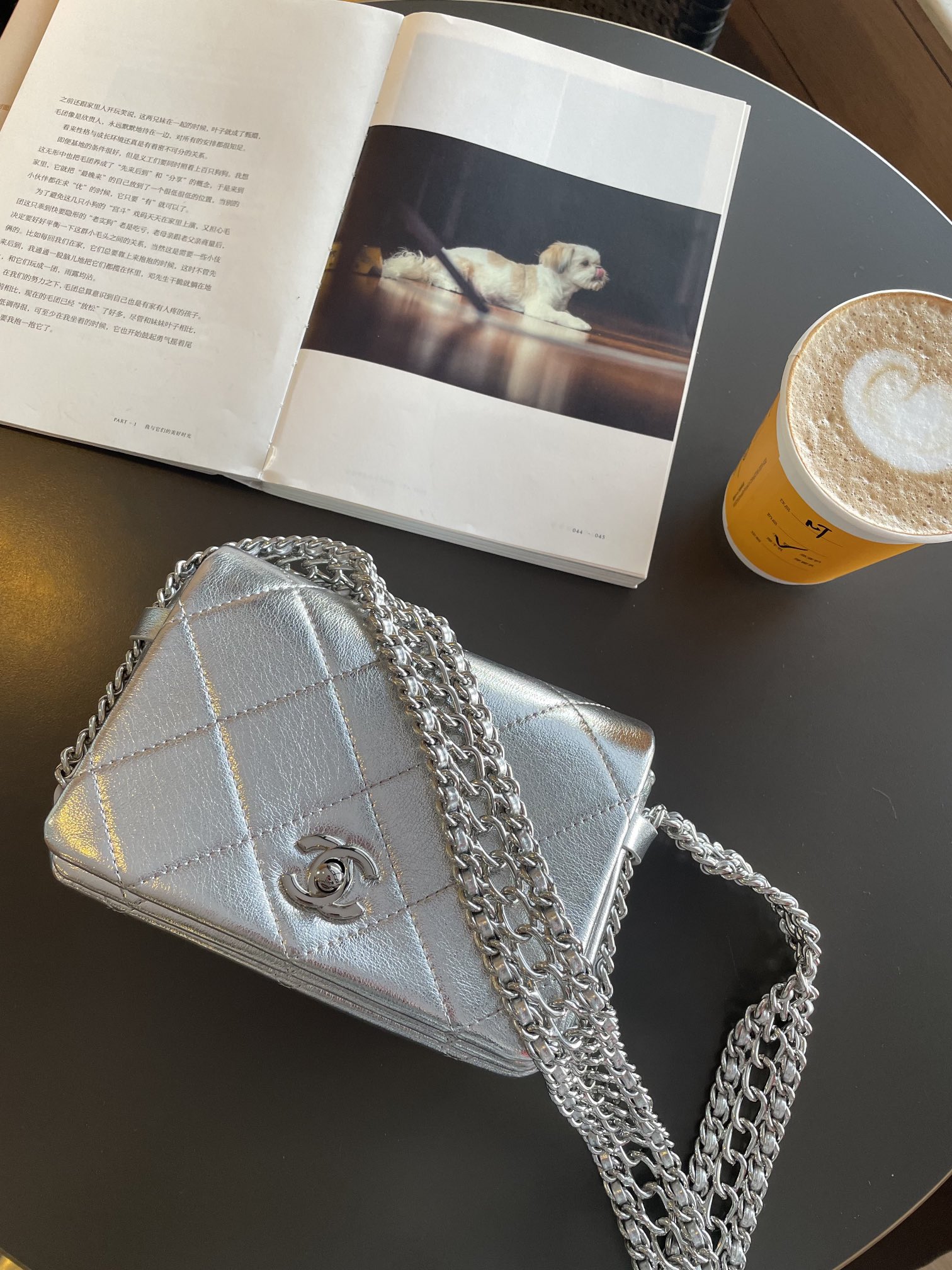 Chanel shoulder bag with chain 8" / Chanel Bag พร้อมส่ง กระเป๋าสะพาย สายโซ่อะไหล่เงินทบสามชั้น หรูหรา งานหนังเรียบสวย มาพร้อมกล่อง อปก ครบเซ็ท รอบนี้จัดราคาพิเศษสุดคุ้มค่ะ ใช้งานต่างประเทศได้ ภาพถ่ายจากงานขายจริง