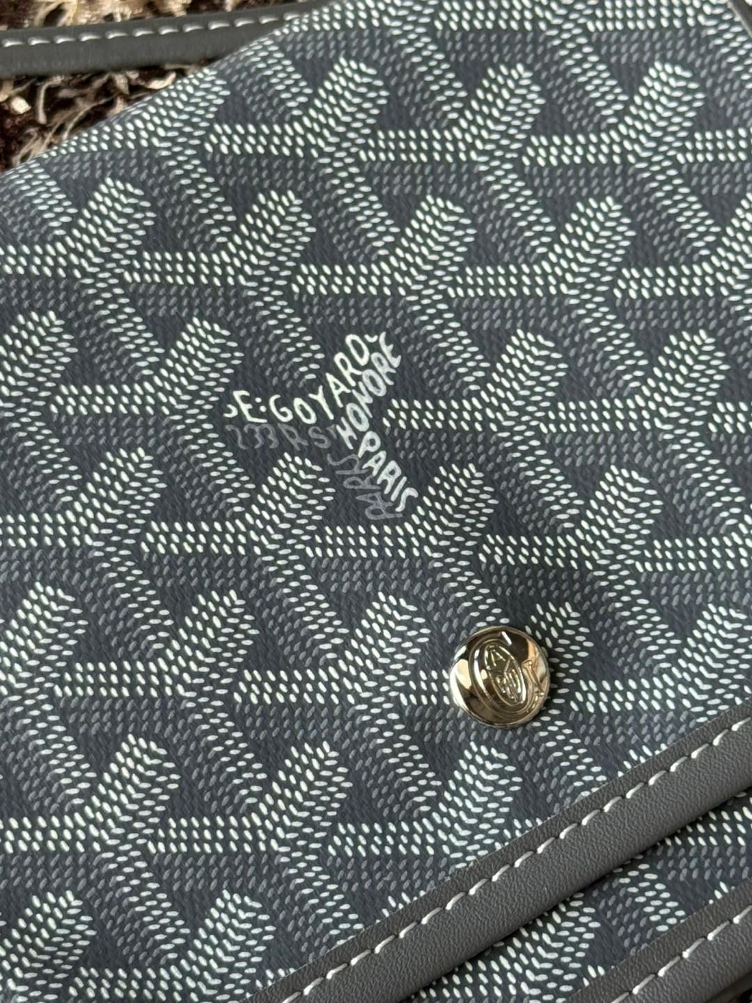 Goyard Plumet Rocket Wallet กระเป๋าสะพายใบเล็กกะทัดรัด ดีไซน์กระเป๋าสตางค์ มีช่องเพียงพอสำหรับใส่ธนบัตร เงินสด เอกสารต่าง ๆ