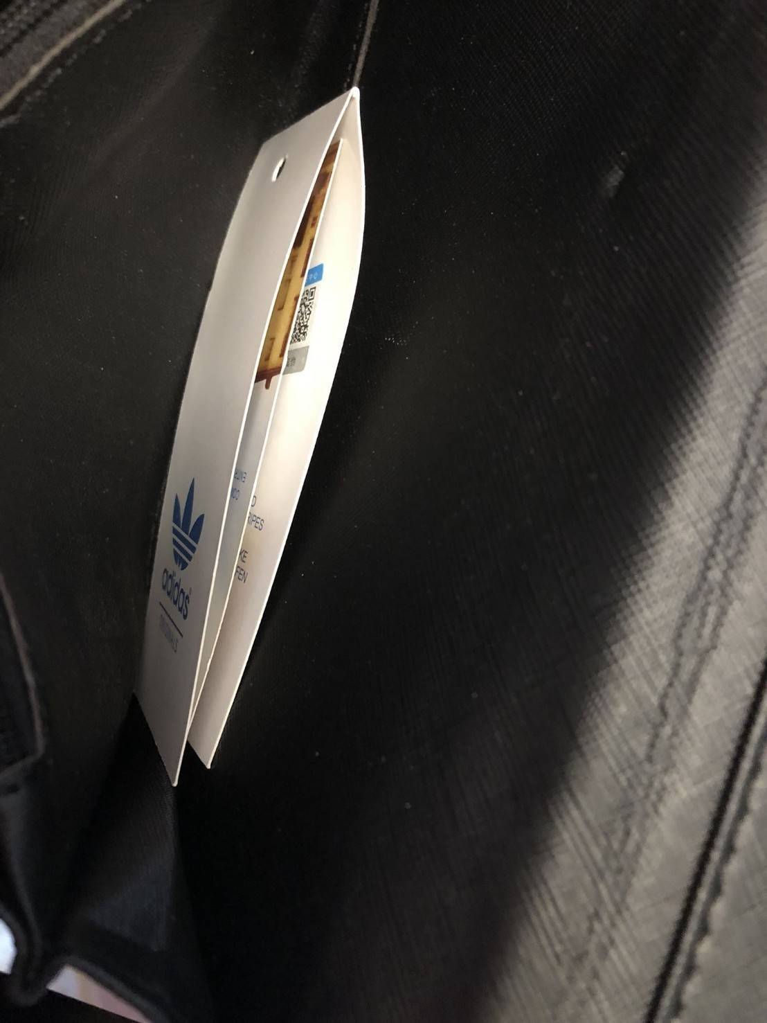 ADIDAS 3D WALLET Y2018 กระเป๋าสตางค์คอลเลคชั่นใหม่ดีไซน์สุดฮิต สไตล์ ISSEY MIYAKE ด้านหน้ามีโลโก้แบรนด์ เปิดปิดด้วยฝาปิด ภายในมีช่องใส่รูป ช่องใส่ธนบัตร, บัตร และช่องซิปใส่เหรียญ Don't miss!