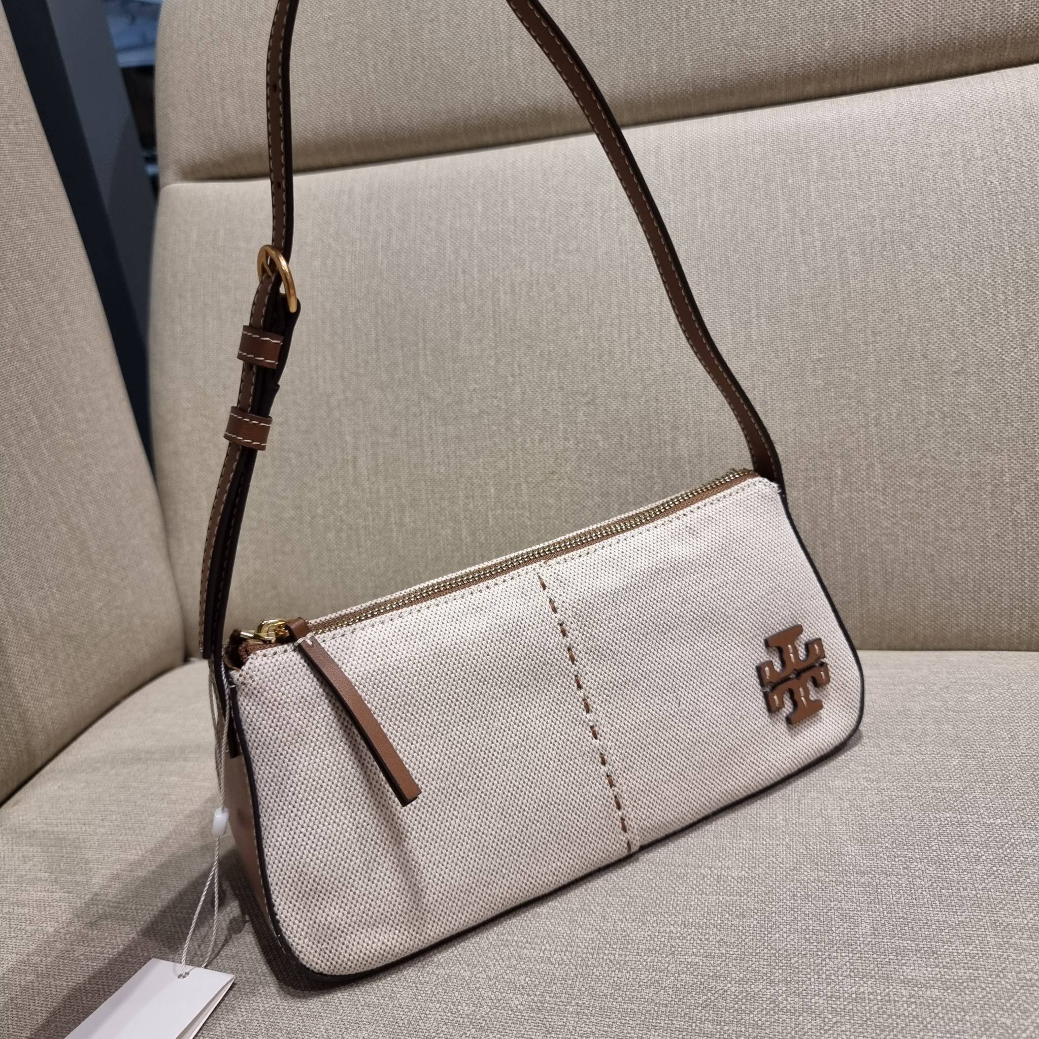 TORY BURCH MCGRAW CANVAS WEDGE กระเป๋าสะพายไหล่ ทรงสวยไม่ซ้ำ ไม่เกร่อ!! สะดวกใช้งาน ดีไซน์เรียบแต่แฝงความหรู และคลาสสิคในตัว วัสดุผ้าแคนวาสตัดสลับหนังแท้ สวยคม เปิด-ปิดด้วยซิป ภายในเป็นช่องโล่ง มีช่องย่อยเก็บบัตร มาพร้อมสายสะพายในตัว ปรับได้อีกเล็กน้อย ไอ