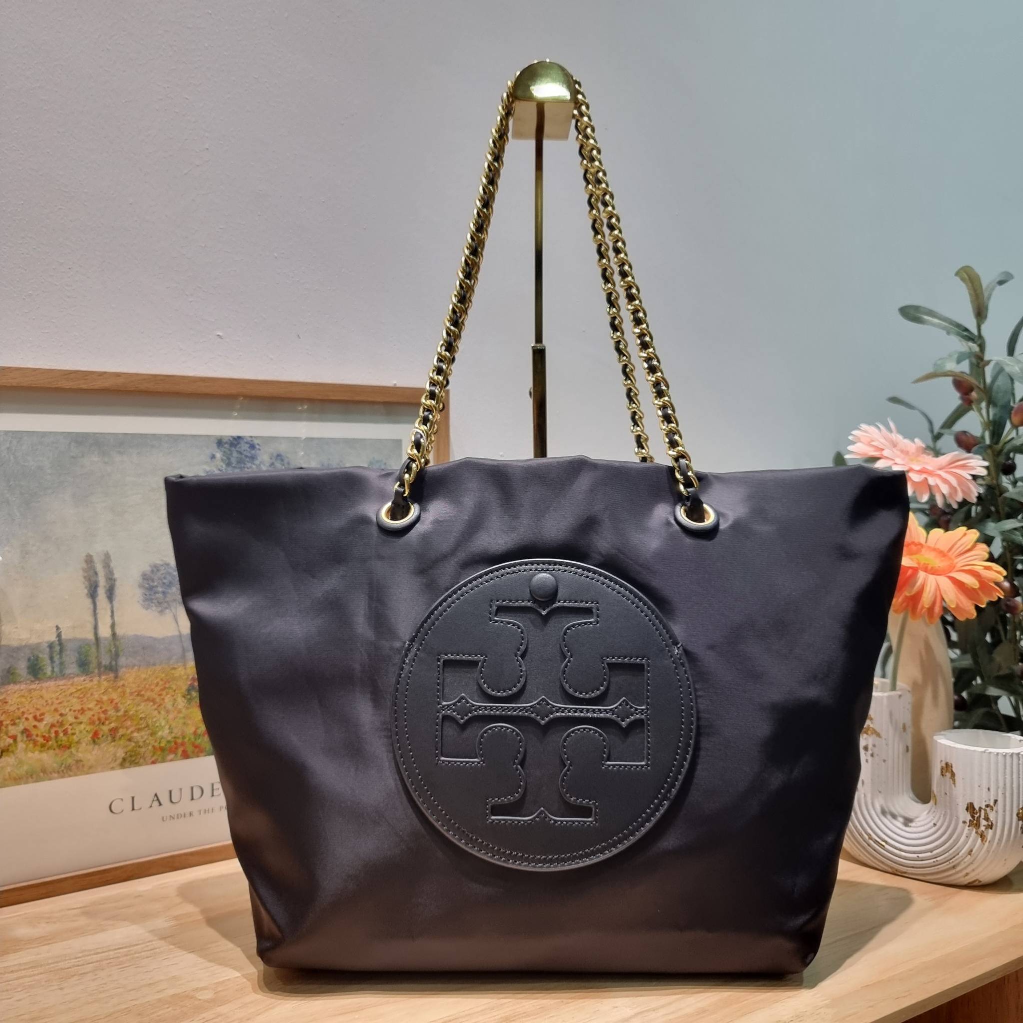TORY BURCH Ella Chain Tote Bag / TORY TOTE NYLON BAG พร้อมส่ง 4 สี กระเป๋าสะพายทรงโท้ทใบใหญ่ จุของไปเลยแน่นๆ รูปทรงคลาสสิคชวนใช้ โดดเด่นด้วย patch โลโก้ แนะนำรีบสั่งใช้ไปสวยก่อนใครได้เลยน้า