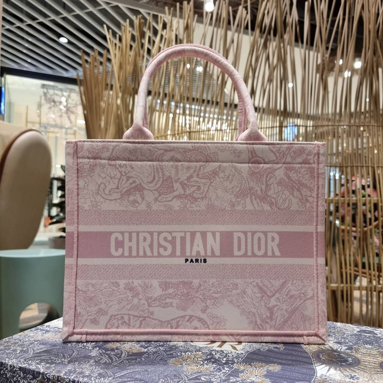 VIP 】HOT ARRIVAL!! DIOR CD SHOPPING BAG WITH GWP กระเป๋าทรงช้อปปิ้งใบใหญ่ จุใจ!! พรีเมี่ยมกิ๊ฟรุ่นดับเบิ้ลฮอต ดีไซน์คลาสสิควินเทจ สวยหรู วัสดุผ้าแคนวาสลายกราฟฟิค ภายในโล่งกว้างมากๆ ใส่ของจุสุดๆ โน้ตบุ้ค ไอแพด กระเป๋าสตางค์ มือถือ หรือเสื้อผ้ายังได้ สะพายค