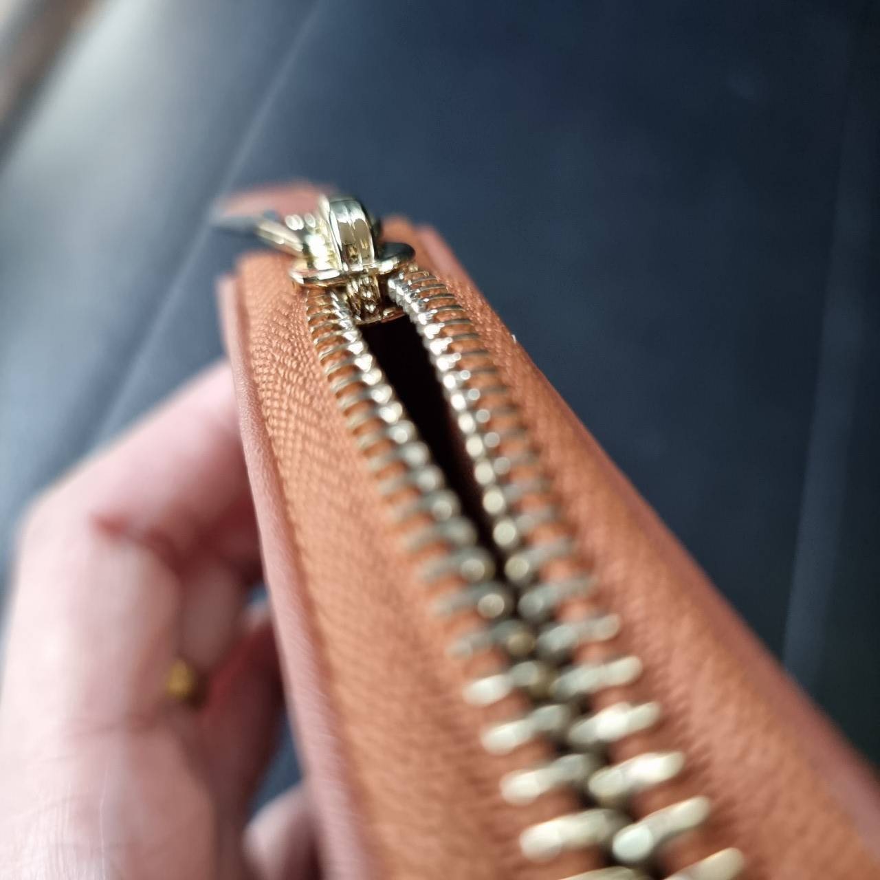 COACH F54630 ACCORDION ZIP WALLET IN SIGNATURE COATED CANVAS WITH LEATHER STRIPE กระเป๋าสตางค์ใบยาวรุ่นคลาสสิค คัดสีขายดีมาให้กันเลยจ้า ♥️ วัสดุหนังแคนวาสเคลือบลาย เปิด-ปิดด้วยซิปรอบ รูดใช้งานง่าย ใส่บัตรได้ มีช่องซิปใส่เหรียญ ใส่มือถือได้ พกใบนี้ใ