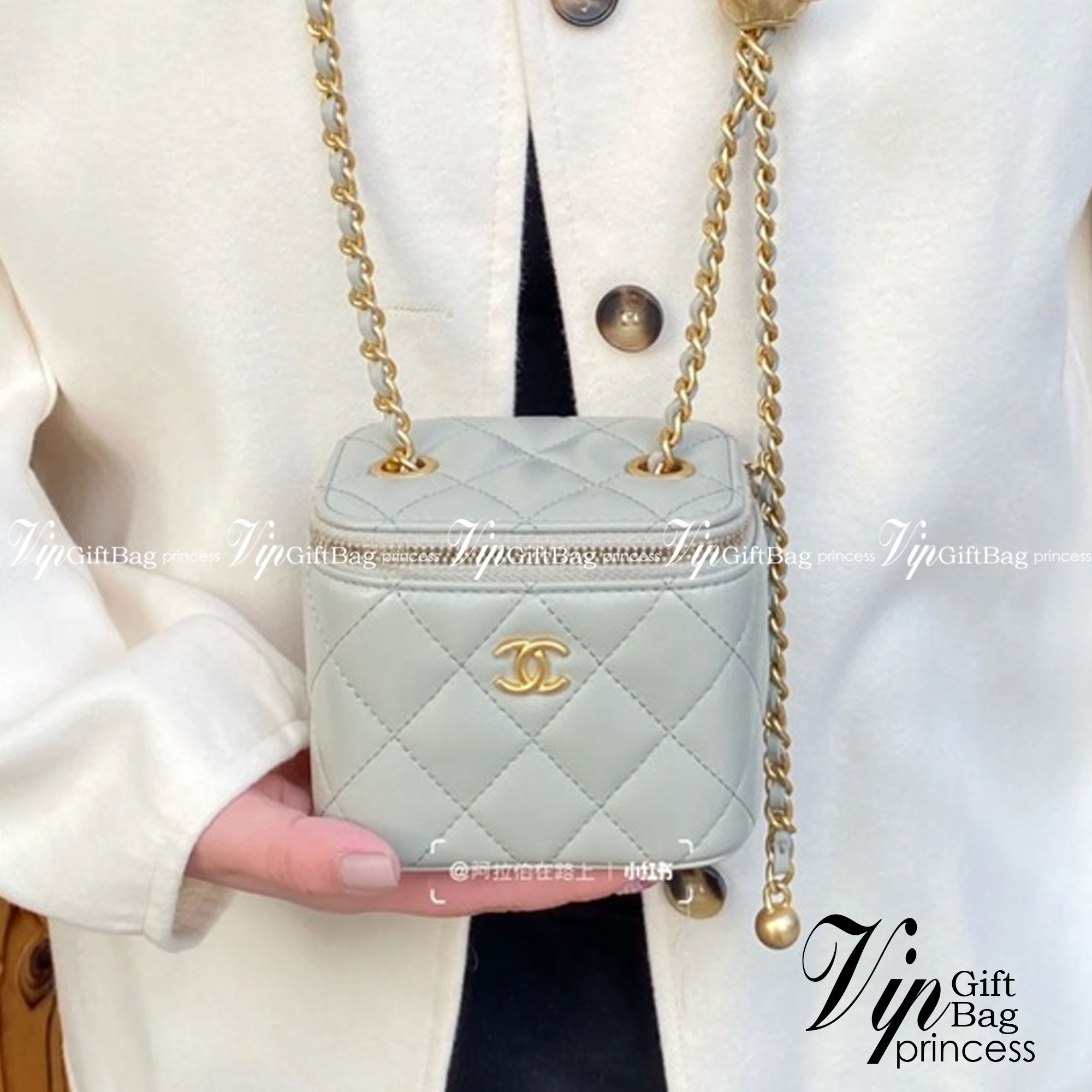 CHANEL Pearl Crush Vanity Case With Classic Chain / Chanel Vanity crossbody bag ฮอตสุด น่ารักสุด กระเป๋าทรงกล่องใบเล็กน่ารัก มี 2 ขนาด งานหนังสวย ตอบโจทย์และครองใจสาวๆ ได้อย่างแท้จริง ดีไซน์เรียบหรู มาพร้อมโลโก้อะไหล่ทองเพิ่มความโดดเด่น เป็นอีกรุ่นที่สาวๆ