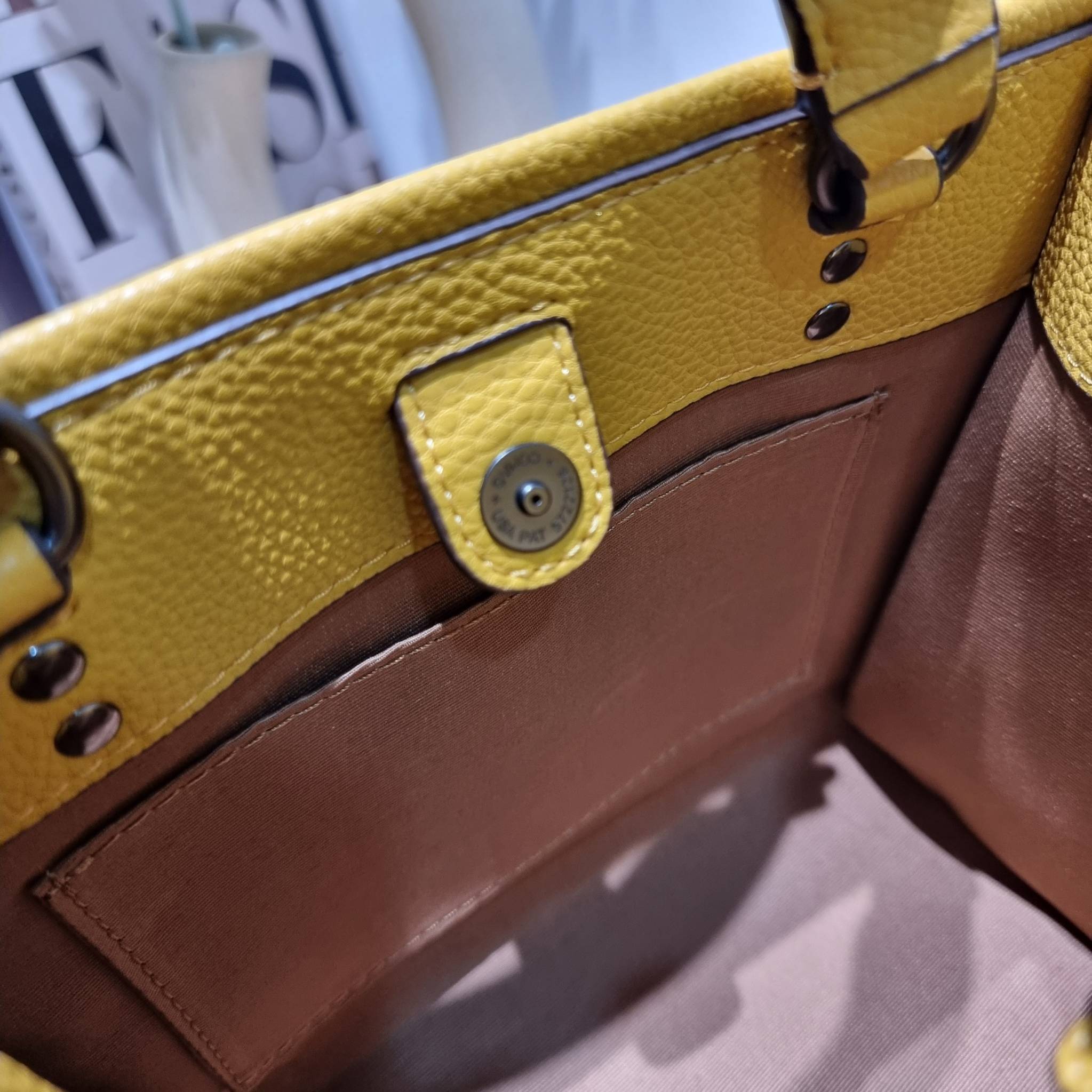 coach x peanuts dempsey tote 22 with snoopy present motif CE918 คอลเลคชั่นใหม่ น้องน่ารักเกินต้านไปมาก!! กับกระเป๋าทรงโท้ท ไซส์กำลังสวย ดีไซน์ ลายการ์ตูนยอดฮิต ที่ใครๆก็ต้องรู้จัก พิมพ์คมชัดลงบนหนัง pepble ผิวสัมน่าใช้ ปากกระเป๋ามีกระดุมแม่เหล็กปิดกันของห