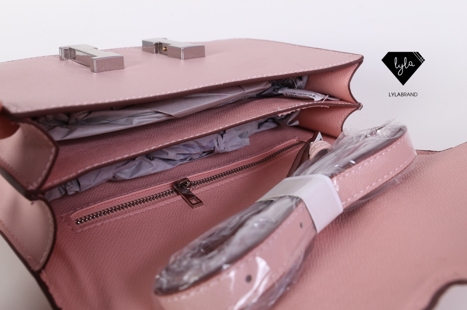 LYLABRAND🔔 Constance Size 23 Cm / Epsom ✨PU top premium นะคะ หนังดีเลอค่าน่าสอยมากกก บอกคำเดียวเลยว่าเด็ดสุด !! เหมือนหนังแท้เบอสุดค่ะคูณผู้หญิง ลูกค้าเก่าน่าจะทราบกันดีอยู่แล้วว่าคุณภาพของร้านนี้ต้องมาเป็นอันดับหนึ่งเท่านั้น อิอิ มีสายยาวส