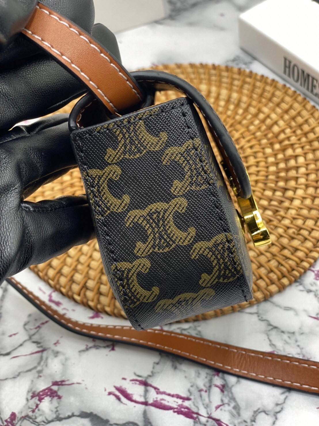 หนังแท้ CELINE MINI TRIOMPHE IN TRIOMPHE CANVAS AND CALFSKIN ใบเล็กน่ารัก งานหนังแท้ทั้งใบ กระเป๋ามินิทรงชิค ดีไซน์รูปกล่องสุดแสนมินิมอล สามารถสะพายแบบ Crossbody และยังเป็น Belt Bagได้อีกด้วย แบบไม่มีตกยุค ด้านหน้าโดดเด่นด้วยโลโก้สีทอง เป็นอีกหนึ่งตัวเลือ