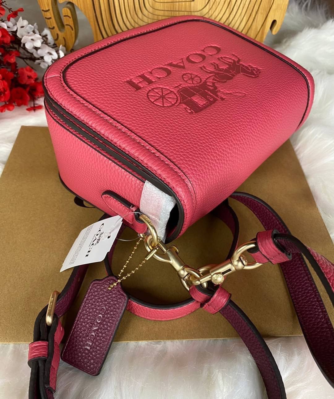 OUTLET 】COACH SADDLE BAG WITH HORSE AND CARRIAGE (COACH C4058) หนังกรวดละเอียดภายในกระเป๋ามัลติฟังก์ชั่น กระดุมแม่เหล็ก ซับในผ้านอกกระเป๋าเปิด สายสะพายถอดได้ สายสะพายยาว 22" สำหรับสะพายไหล่หรือ crossbody