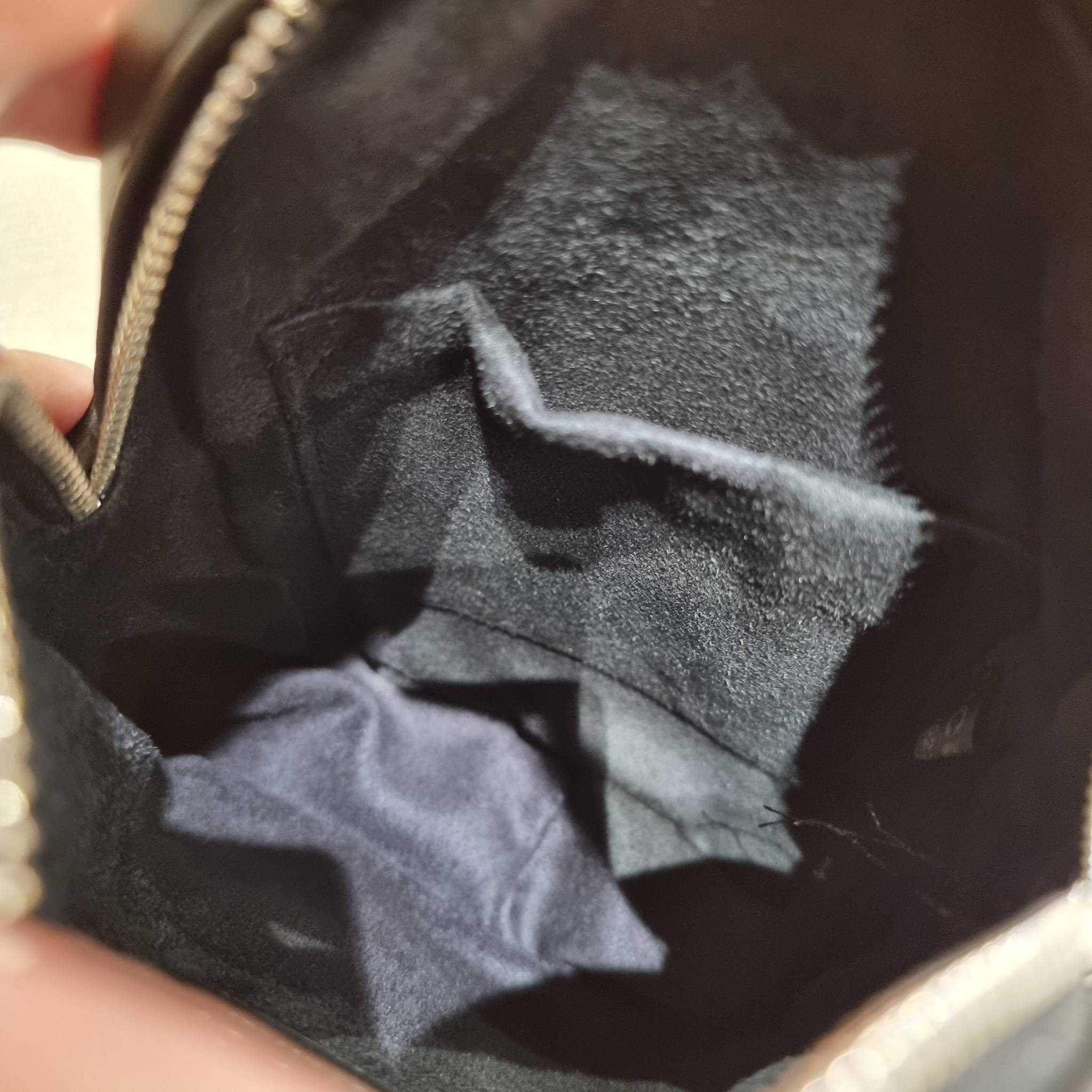 VIP 】GC VIP MINI MESSENGER CROSSBODY BAG กระเป๋าสะพายข้างพรีเมี่ยมลุคสปอร์ต เรียบแต่แอบหรู ไซส์มินิ น่าใช้!! วัสดุหนังแคนวาส ไม่ต้องห่วงเรื่องความทนทาน ✔️ ตกแต่งสายคาดหรู เท่ ดีไซน์สีตามสัญลักษณ์แบรนด์ เข้ากันมากๆ!! เปิด-ปิดด้วยซิป ด้านหน้ามีช่องซิ