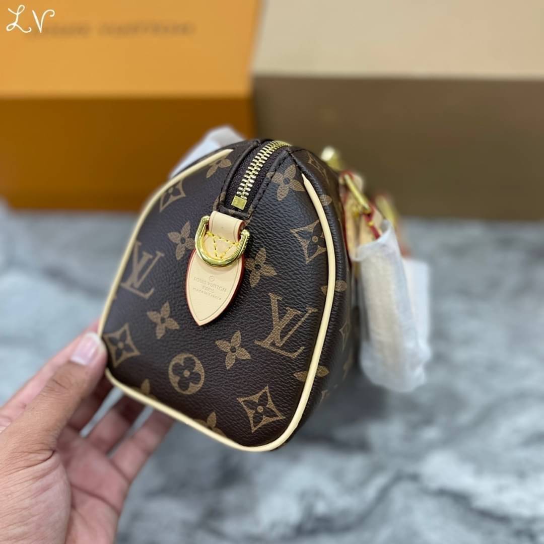 LV Speedy Bandoulière 20 Bag Monogram Canvas กระเป๋าทรงหมอนไซส์เล็กน่ารัก ดีไซน์น่าใช้มากๆ พิมพ์ลายโมโนแกรม ภายในเป็นช่องกว้าง มาพร้อมสายสปอร์ตสวยเท่ห์มาก ใบจริงสวยเกินเบอร์!! ไม่ผิดหวังจ้า