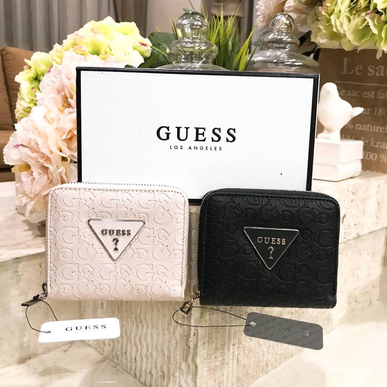GUESS FACTORY WOMEN'S SHORT WALLET กระเป๋าสตางค์สั้นรุ่นใหม่ล่าสุดไอเท็มแนะนำวัสดุหนังปั้มโลโก้รอบใบสวยอยู่ทรงด้านหน้าประดับโลโก้แบรนด์ ภายในมีช่องใส่ธนบัตรใส่เเบงก์พันได้ มีช่องใส่เหรียญ ช่องใส่บัตรหลายช่อง ตัวจริงสวยน่าใช้ ภาพถ่ายจากสินค้าจริงมาพร้
