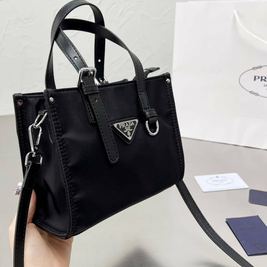 VIP 🥂 PRADA NYLON TOTE BAG 8" กระเป๋าถือหรือสะพาย วัสดุ Nylon เนื้อหนาคุณภาพดีตามแบบฉบับแบรนด์ด้านหน้าประดับโลโก้หรู จุของใช้ได้เยอะ น้ำหนักเบา งานตัวจริงสวยมากน่าใช้สุดๆค่ะ รีบจับจองด่วน ไอเท็มนี้พลาดไม่ได้จริงๆค่ะ!