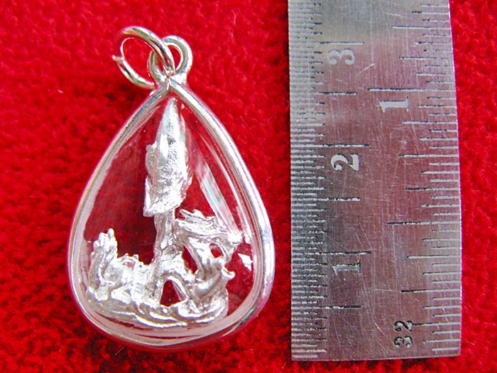 จี้เจ้าแม่กวนอิมทรงมังกรองค์เล็กเนื้อเงินพ่นทรายเลี่ยมเงินไมครอนพร้อมใบคาถาค่ะ