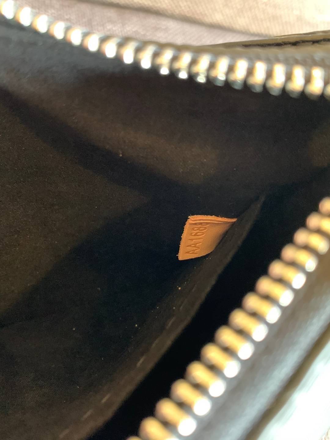 VIP 🥂 LOUIS VUITTON MARELLR EPI LEATHER รุ่นนี้ลายหนังเป็นลายไม้ มีโลโก้แบรนด์แบบฉลุด้านหน้า มาพร้อมกระเป๋าใบลูกแบบซิปจัดเก็บได้ตรงช่องด้านหน้า สามารถถอดออกแยกใช้งานได้ต่างหากนะคะ เปิดปิดกระเป๋าแบบซิป ภายในโล่ง สามารถใส่กระเป๋าเงินใบยาวได้;ของจุกจ