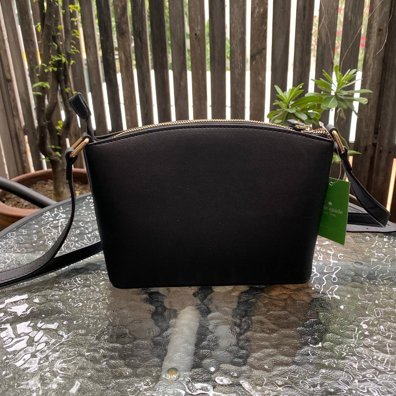 ของแท้ 💯% Kate spade กระเป๋าcrossbodyทรงพัด หนังอยู่ทรง ด้านหน้ามีช่องเอนกประสงค์1ช่องประดับด้วยป้ายโลโก้แบรนด์ตัวหนังสือสีทอง
