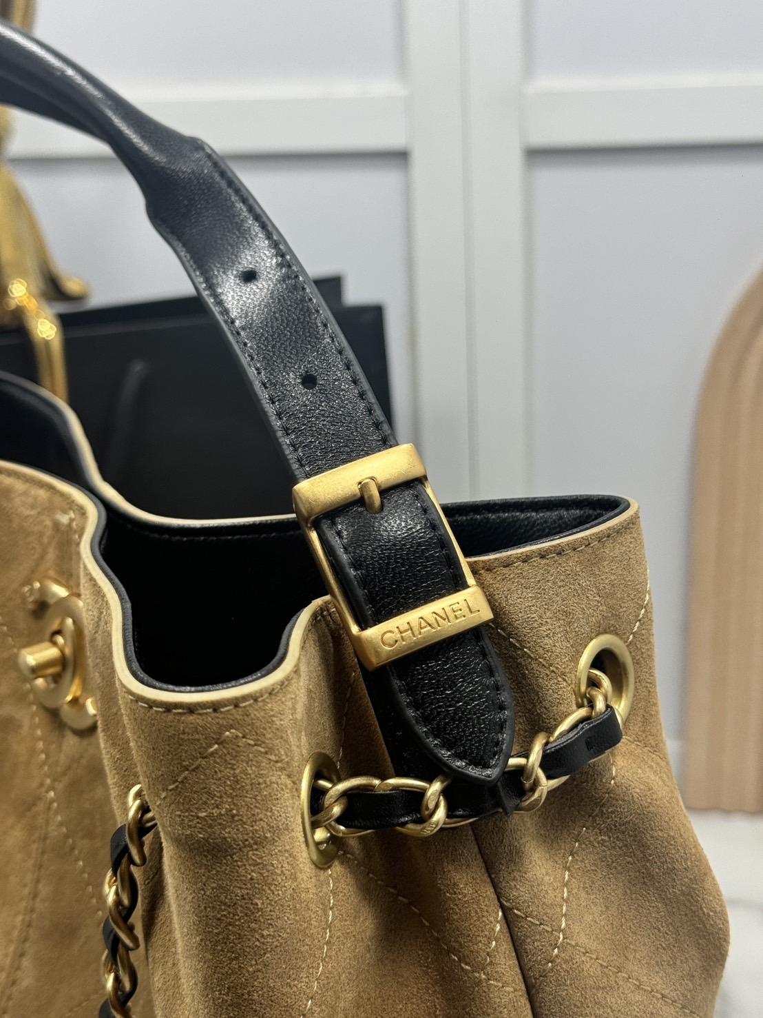 ORI หนังแท้ | CHANEL Shopping Bag 25A Suede Bag กระเป๋าช้อปปิ้งทรงโท้ท ดีไซน์ใหม่ทรงยาว หนังกลับสีทูโทน ในคอล Métiers D'art 2024/25