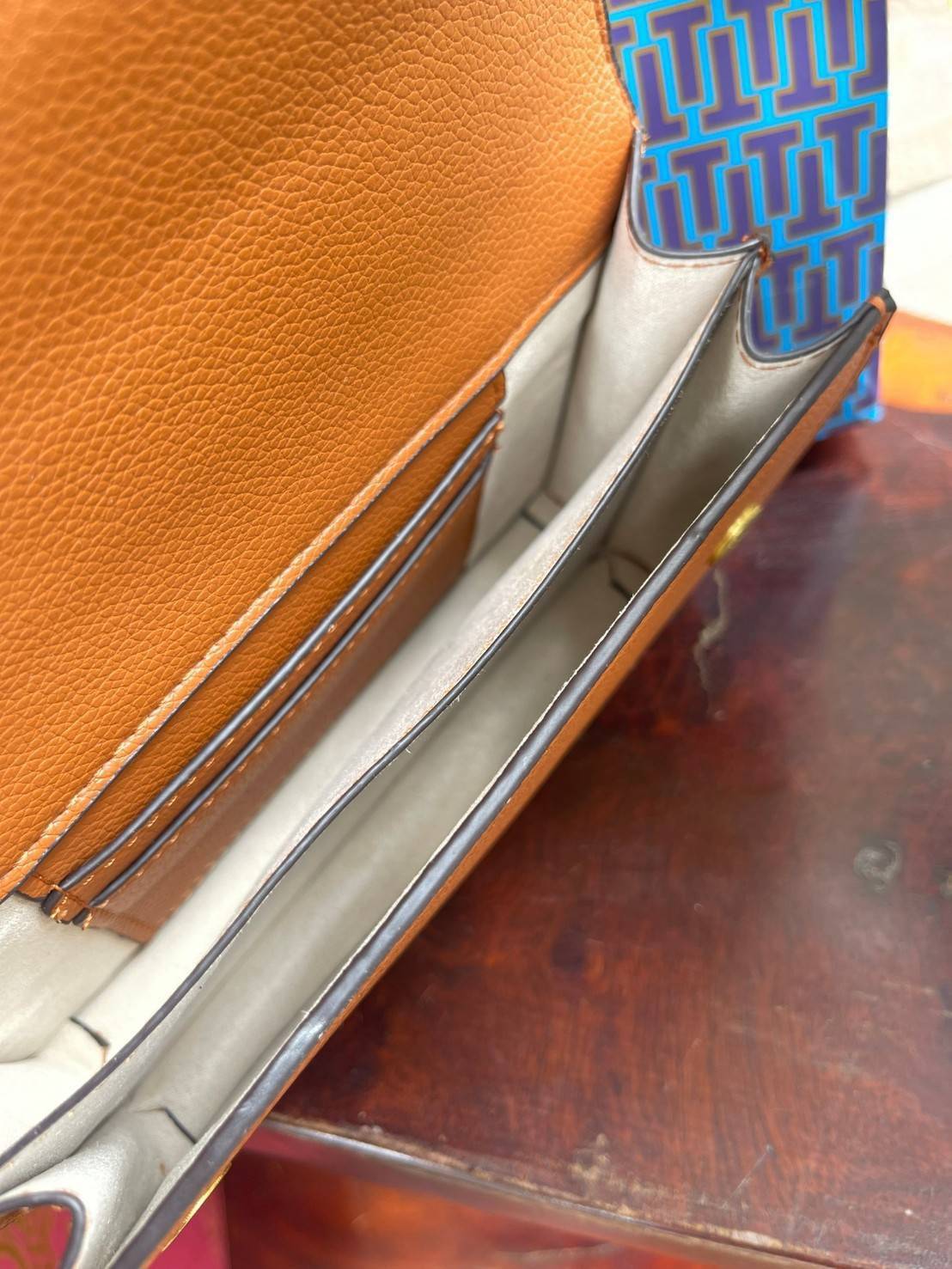 Tory burch miller mini bag หนึ่งในแบรนด์เนมยอดฮิตระดับโลกที่สายแฟชั่นตัวจริงต้องมีสักใบในตู้ เพราะเป็นแบรนด์ที่เหล่าบรรดาเซเลปและดาราใช้กันเยอะมาก รุ่นก็เป็นอีกหนึ่งใบที่คุ้มค่าคุ้มราคามากค่ะ ด้วยดีไซน์กึ่งทางการ กึ่งลำลอง จึงใช้งานได้หลายโอกาส แม้จะมีขนา