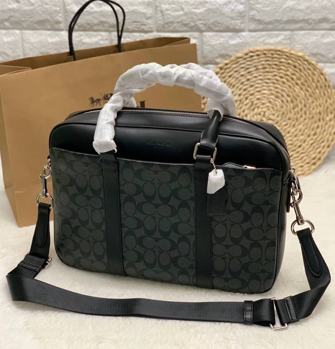 COACH PERRY SLIM BRIEF IN SIGNATURE พร้อมส่งสำหรับคุณผู้ชายค่ะ! กระเป๋าใส่เอกสาร หิ้ว//สะพายข้างหรือครอสบอดี้ร์ได้ค่ะ วัสดุหนังแท้หนังนิ่ม สวยงามค่ะ