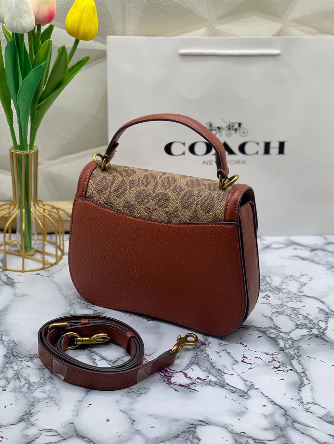 มาใหม่ กรุบกริบ สวย หรูมาก พร้อมส่งที่ไทย COACH SHOULDER BAG กระเป๋าสะพายครอสบอดี้ร์ มีหูถือได้ ใช้งานได้ 2 แบบเลยค่ะ วัสดุหนังแท้ชั้นดีที่สุด! หนังสวย บวกกับอะไหล่แบรนด์ที่ดูเด่นคลาสสิคตรงด้านหน้าค่ะ ใบจริงทั้งสวย ทั้งดูดี คลาสสิค มากๆด้วย แมทได้กับทุกชุ