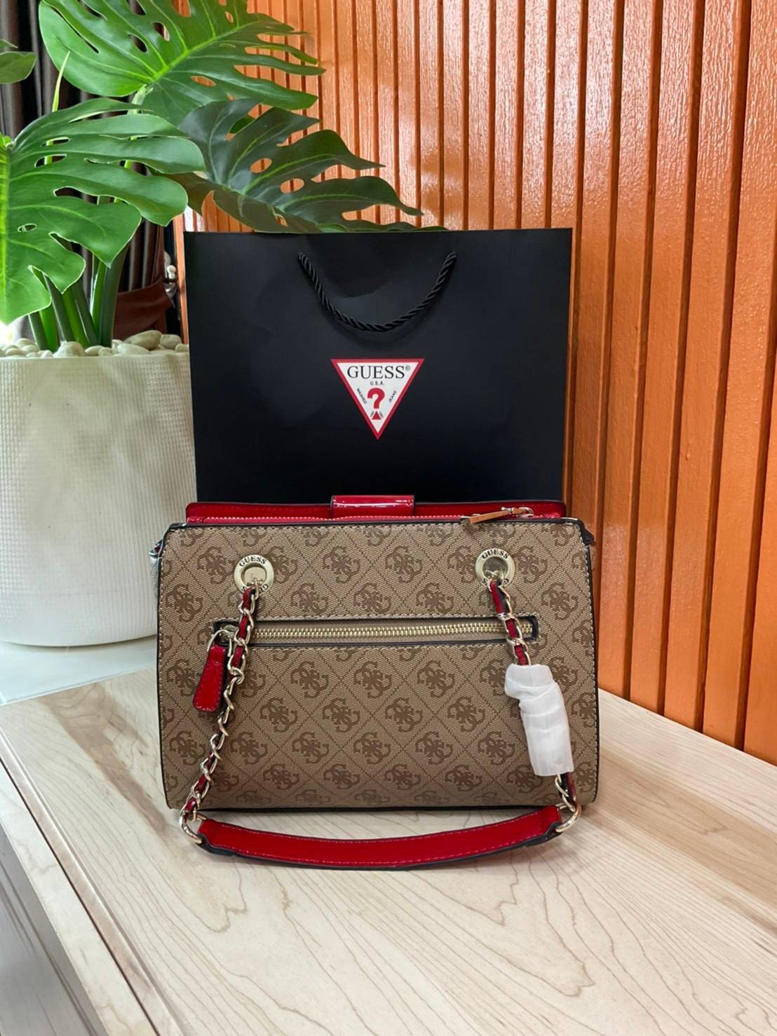 กระเป๋าสะพายไหล่ Guess Logo City Small Society Satchel กระเป๋าสะพายไหล่ ขนาดกำลังดี วัสดุ pu สวยอยู่ทรง มาพร้อมพวงกุญแจน่ารักๆ ถอดออกได้ ด้านหน้าประดับโลโก้แบรนด์ เปิดปิดด้วยซิป มี 2 ช่องหลักใช้งาน ภายในช่องซิปหน้าแยกเป็นสัดส่วนการใช้งาน ซิปช่อง 2 โล่งกว้