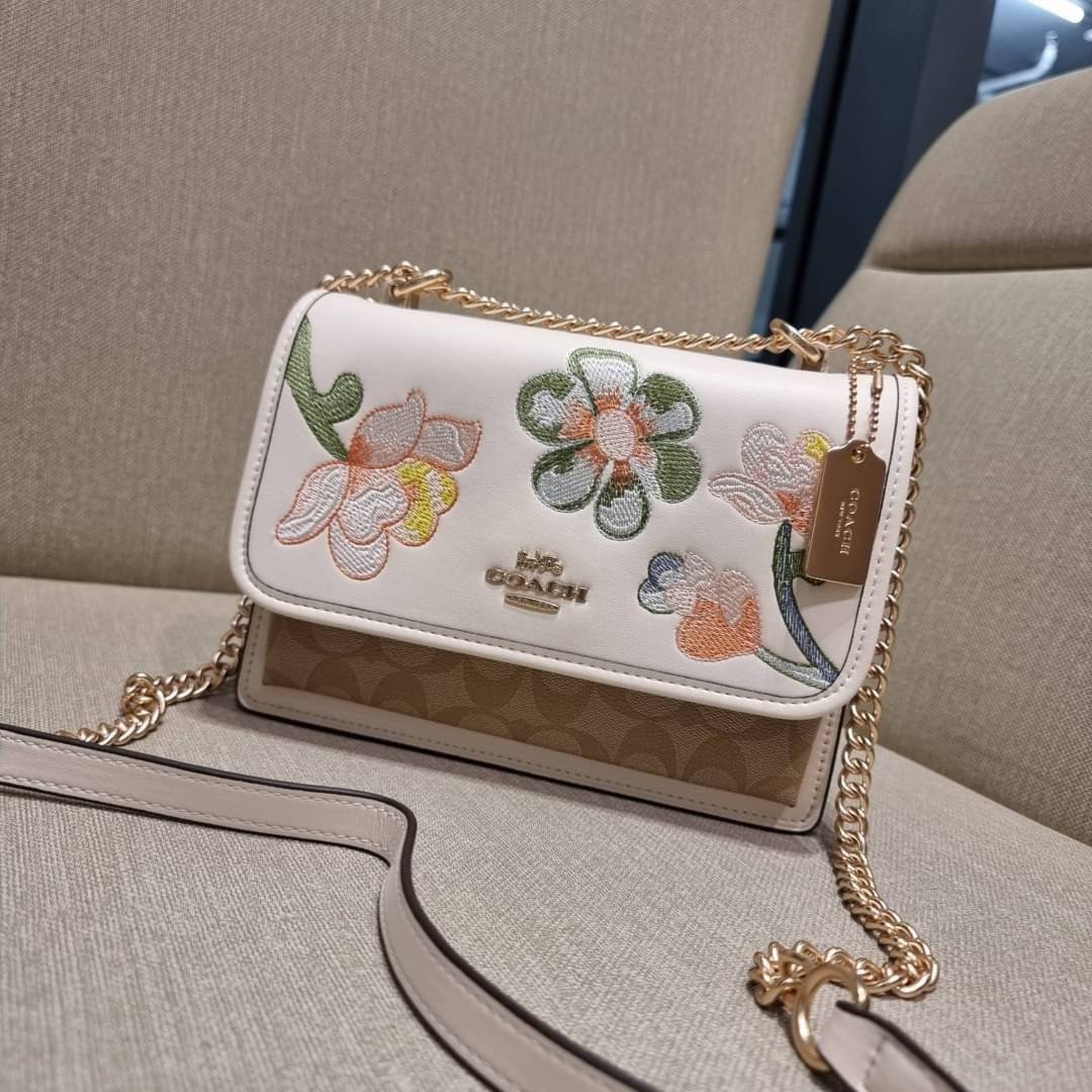 COACH C9230 KLARE CROSSBODY IN SIGNATURE CANVAS WITH FLORAL EMBROIDERY น้องใหม่คอลล่าสุด กับกระเป๋าสะพายข้าง โทนสีละมุนลูกคุณหนู ดีไซน์ปักดอกไม้เพิ่มลูกเล่น ให้ดูแพง วัสดุผนังแคนวาสสลับหนังแท้ สายสะพายโซ่สลับหนัง สะพายยังไงก็ขับผิว เปิด-ปิดด้วยกระดุมแม่เห