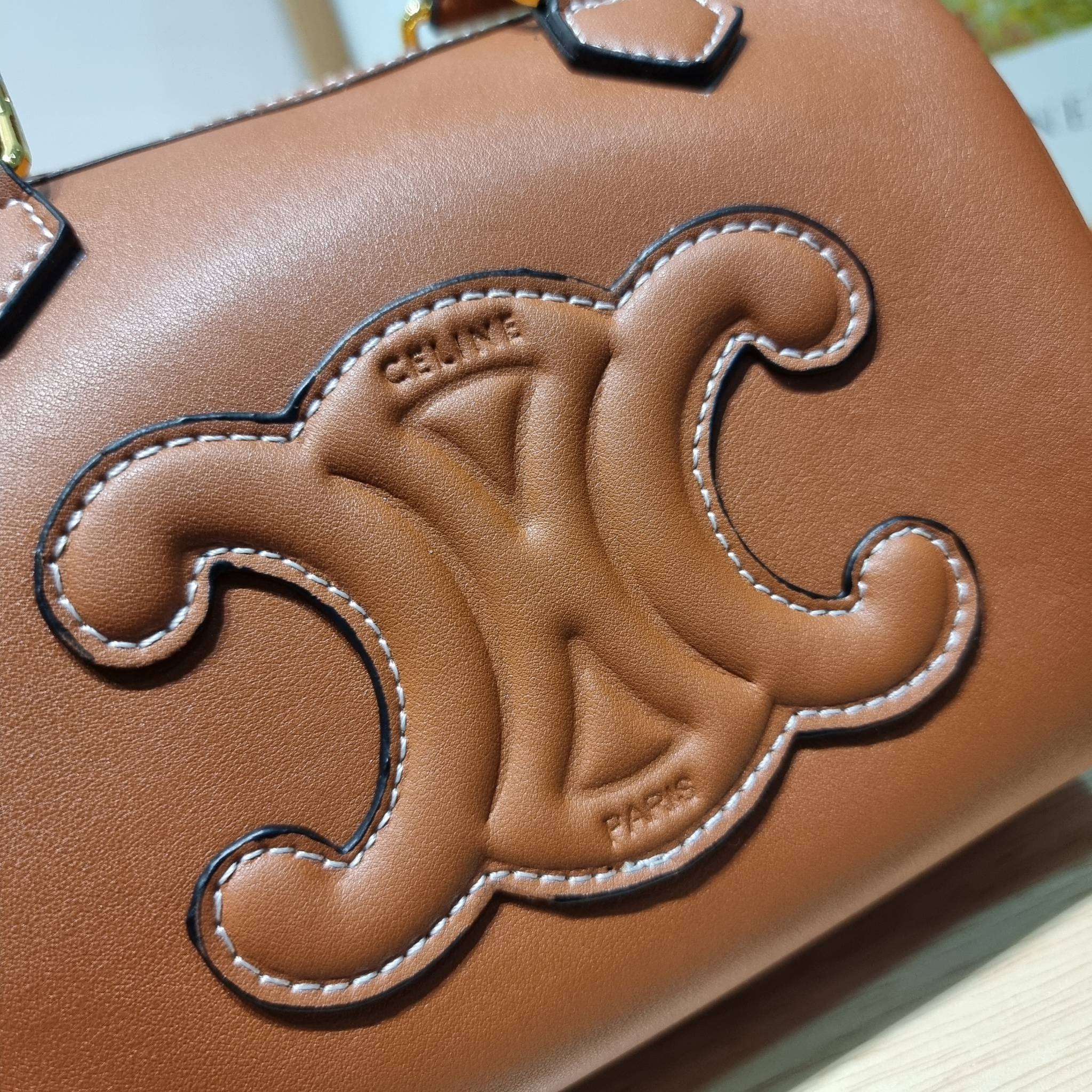 CELINE SMALL BOSTON CUIR TRIOMPHE IN SMOOTH LEATHER ฮิตมากกับสุดยอดความคลาสสิค ในรูปทรงสวย กับกระเป๋าสะพายทรงหมอน กะทัดรัด ขนาดกำลังดี ใช้งานสะดวก วัสดุหนังผิวเรียบ สวยคม