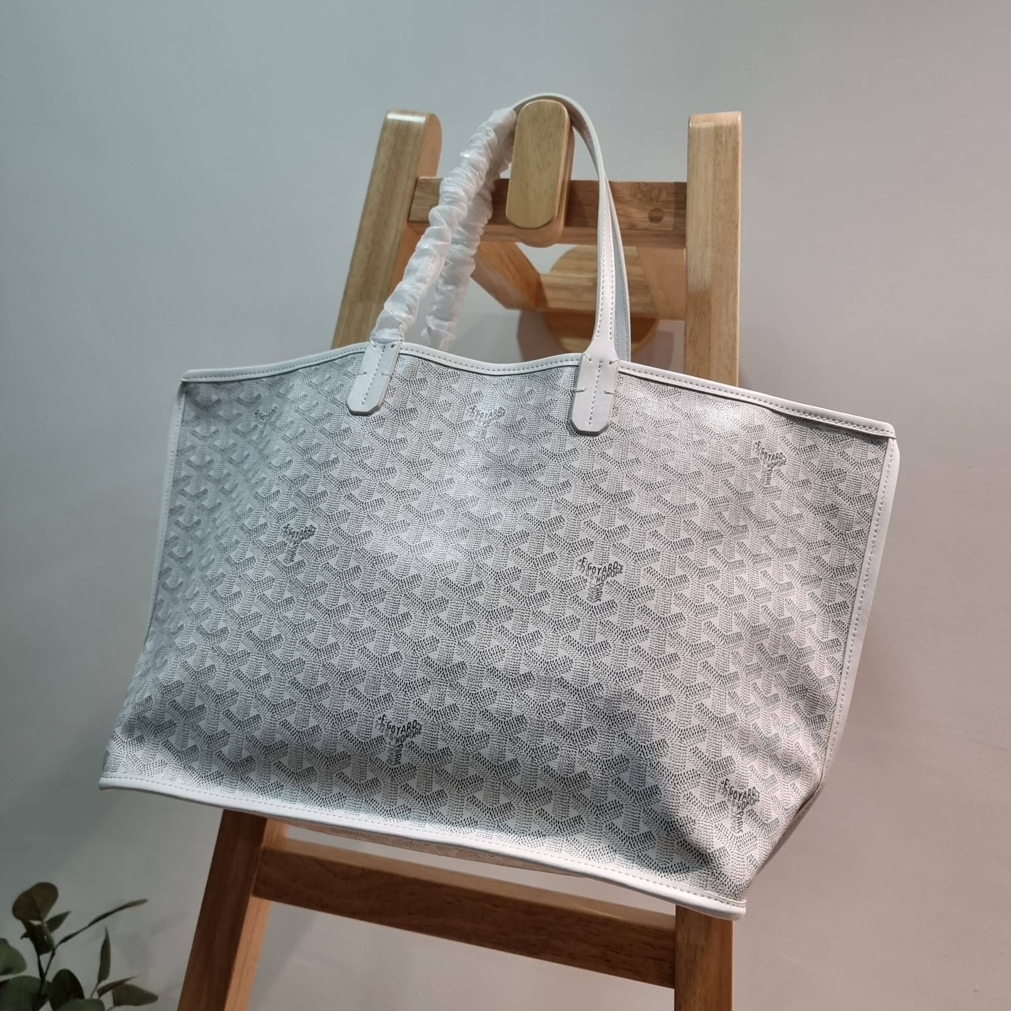 GOYARD ANJOU REVERSIBLE TOTE กระเป๋าสะพายทรงโท้ท ใบใหญ่จุใจ!! กลับด้านใช้ได้ทั้ง 2 ด้าน มาครบสีขายดี เลิศทุกสี รูปทรงคลาสสิค ดีไซน์เป็นเอกลักษณ์