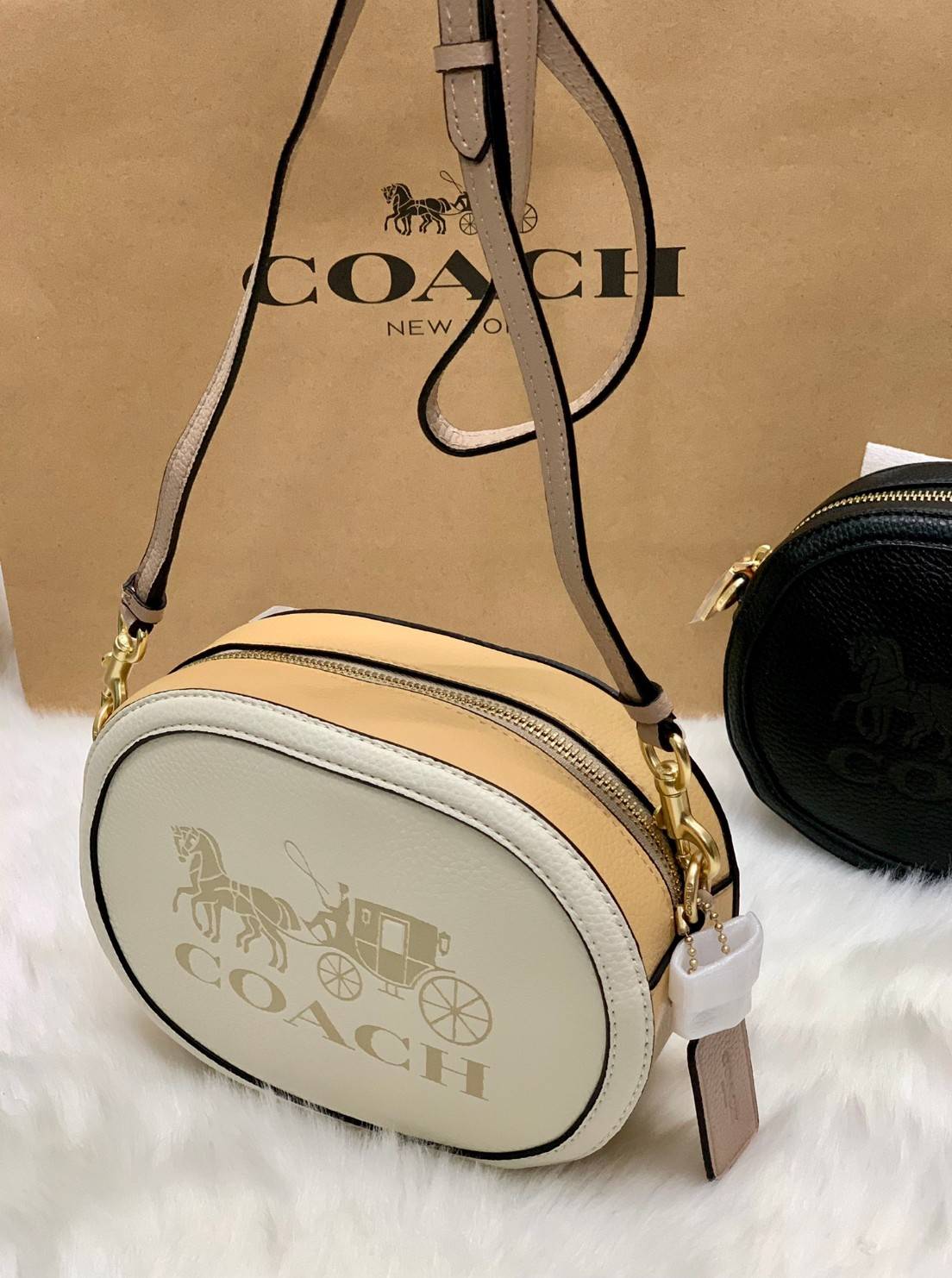 COACH Camera Bag In Colorblock ((C4056//C4156)) พร้อมส่งค่ะ! กระเป๋าทรงกลม ใบน่ารัก ขนาดพอดีลำตัว บวกกับเป็นหนังแท้นิ่มอย่างดี น่าใช้มากๆเลยทีเดียว ด้านหน้ามีโลโก้แบรนด์รถม้า เปิดปิดกระเป๋าแบบซิป ภายในใส่มือถือได้ทุกรุ่น;กระเป๋าเงินใบกลางได้;ของสำคัญจุกจิ