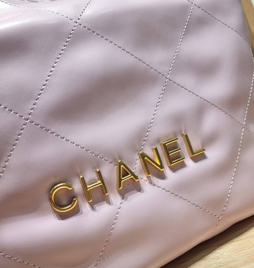 Chanel 22 bag เกินต้านที่สุดกับไอเท็มนี้ ที่สาวๆหรือใครๆก็ต้องมีแล้ว!! แค่เห็นก็หลงรัก กระเป๋าทรงสวย ดีเทลเรียบแต่มีความหรูแอบซ่อนอยู่ ด้วยดีไซน์สายสะพายโซ่สีทอง และโลโก้อันโดดเด่น
