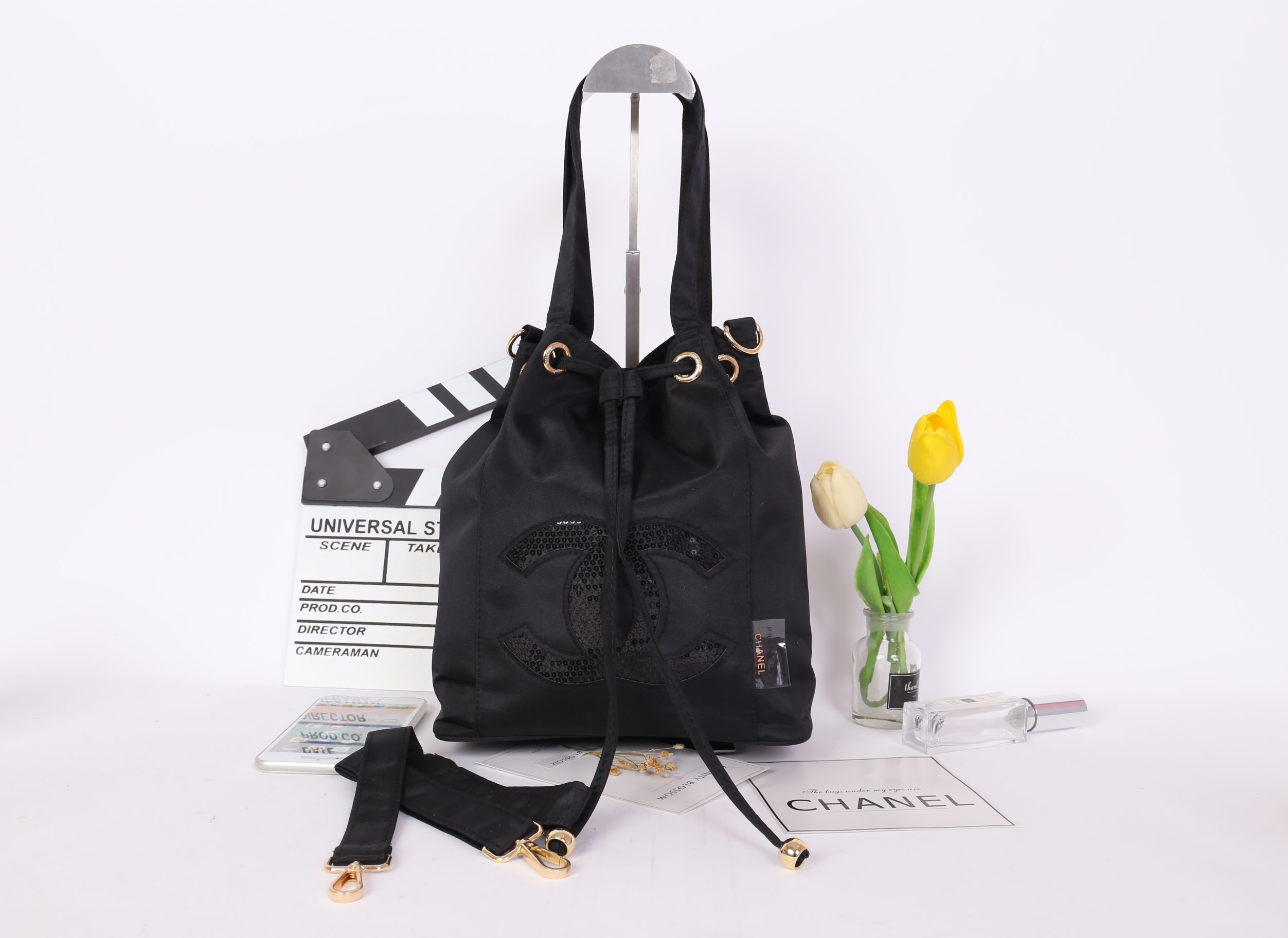 Chanel Drawstring Cross-body Bag (2017) วัสดุ (Material) : Nylon กระเป๋าจากแบรนด์ chanel รุ่นใหม่ปี 2017 มาแล้วค่า ไม่ต้องบรรยายดูจากรูปได้เลย สวยมาก ได้ลุคคุณหนูมากกก ตรงอะไหล่ทองปั๊มโลโก้ อย่างดี เป็นทรงกระดุมแม่เหล็กค่ะ