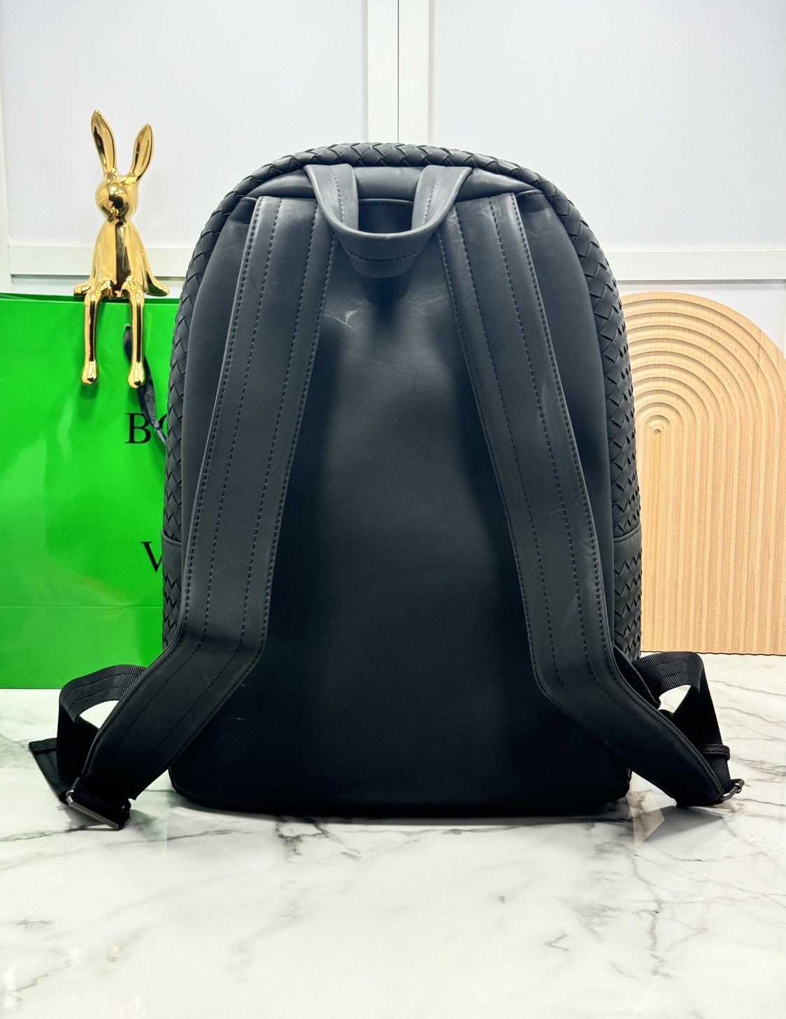 29cm ORI หนังแท้ | Bottega Shadow Signature Backpack / Bottega Backpack กระเป๋าเป้ กระเป๋าสะพายหลัง โดดเด่นด้วยงานสานตารางสวยคลาสสิคเรียบหรูเป็นเอกลักษณ์ ดีไซน์เรียบง่าย แต่ดูแพง กิมมิคที่ใครๆก็อยากเป็นเจ้าของ