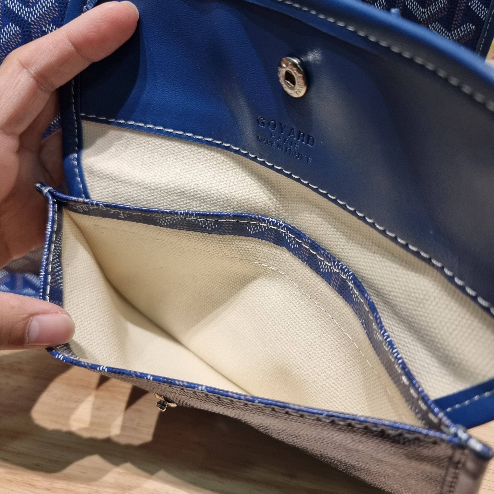 OYARD ANJOU REVERSIBLE TOTE ฮอตไอเท็ม กับกระเป๋าสะพายทรงโท้ท ใบใหญ่จุใจ!! มาครบสีขายดี เลิศทุกสี รูปทรงคลาสสิค ดีไซน์เป็นเอกลักษณ์ ใช้งานได้หลากหลาย สามารถกลับด้านใช้ได้แบบไม่มีเบื่อ วัสดุหนังแคนวาสพิมพ์ลายสวยคม