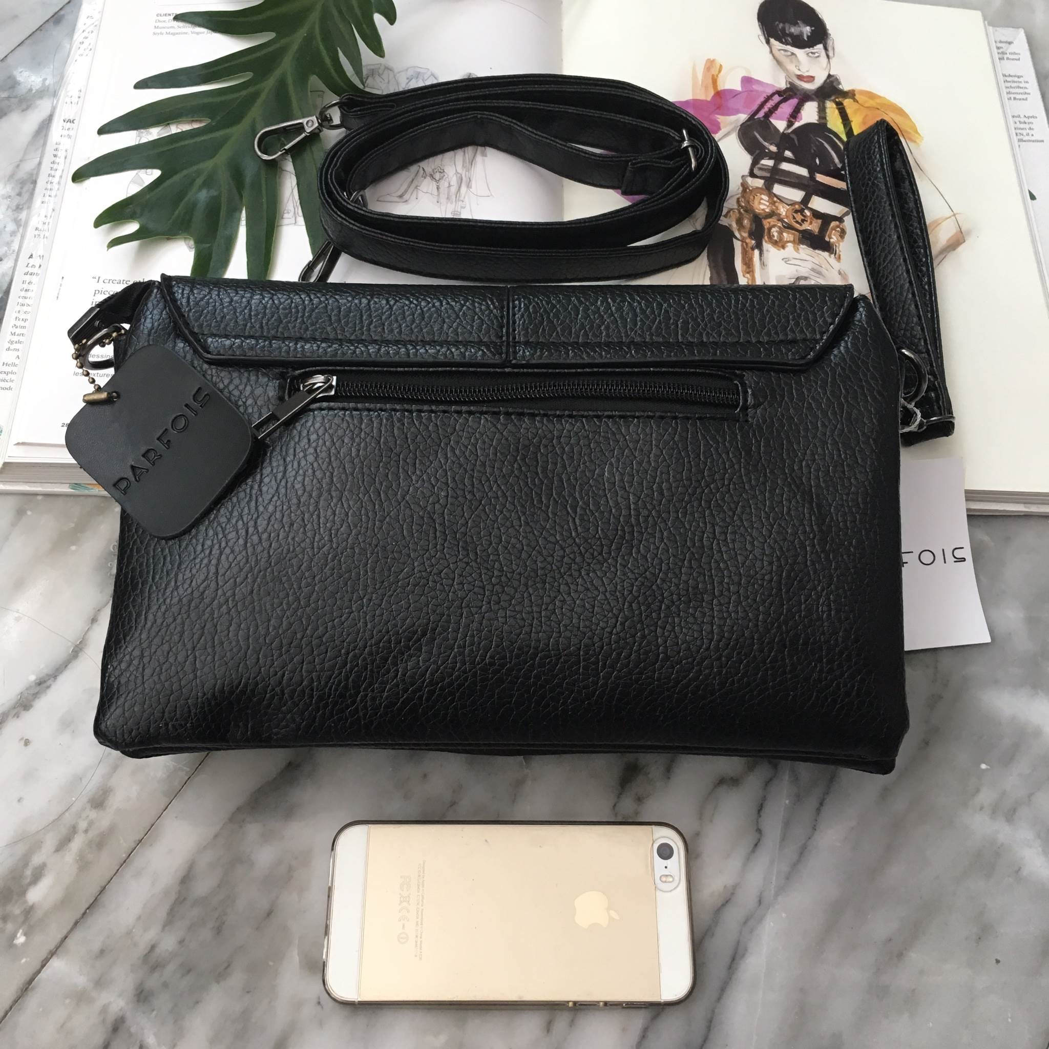 เอาใจสาวๆ ที่ต้องการหากระเป๋าสะพายทรงนี้ สีดำ อะไหล่ดำ เรียบหรูมากคะ จากแบรนด์ Parfois ตัวกระเป๋าสะพาย ปรับเก็บสายถือเป็น clutch bag ได้คะ มีสายคล้องข้อมือ ขนาดกะทัดรัด พร้อมช่องแยกเก็บของถึง 3 ช่องใหญ่ ใส่ กระเป๋ายาว มือถือ iphone 6 plus ได้คะ น้ำหนักเบา