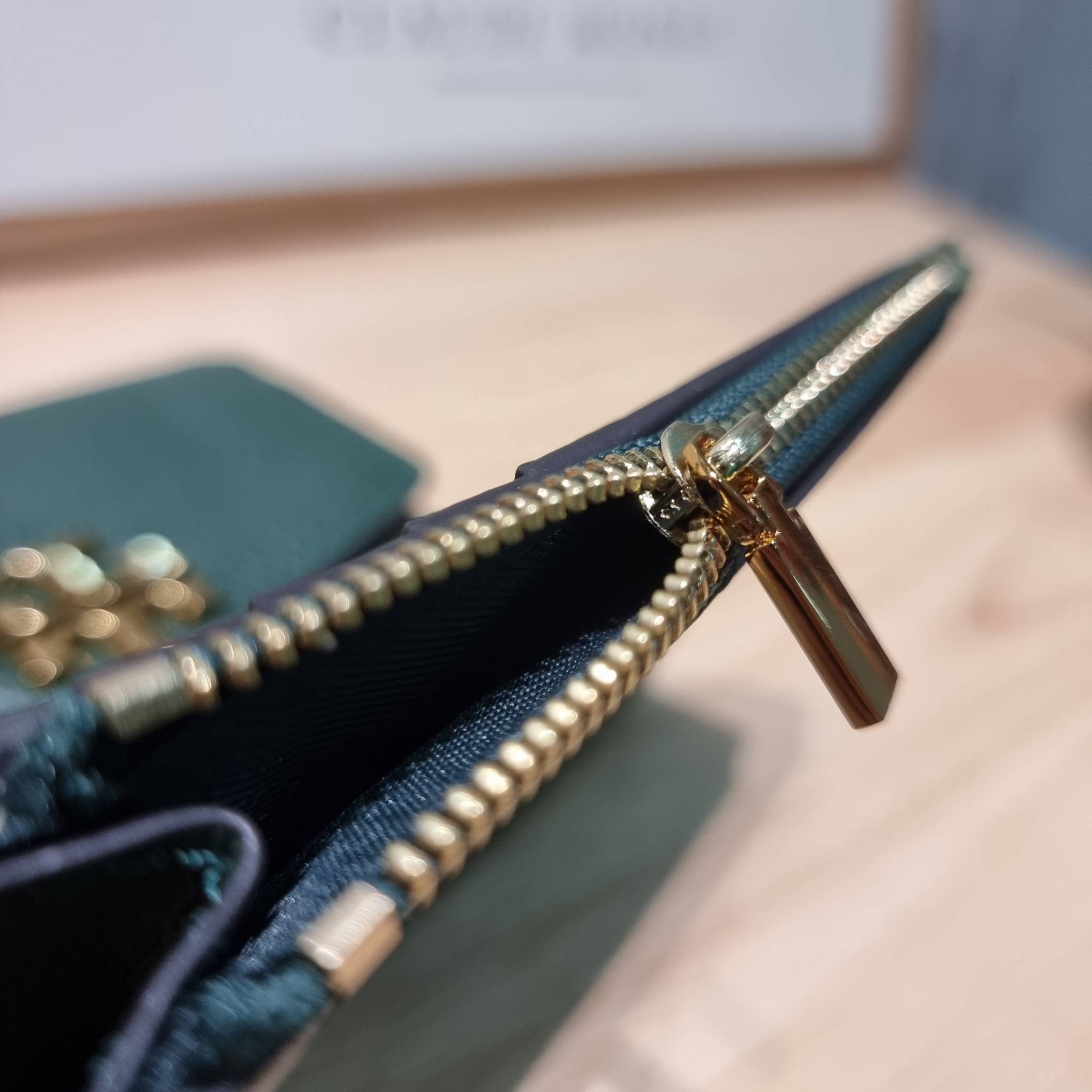 TORY BURCH KIRA MIXED MATERIALS MEDIUM FLAP WALLET กระเป๋าสตางค์ใบกลาง รุ่นยอดนิยม ดูหรูหรา ดูแพง ดีไซน์คลาสสิค ขนาดกำลังพอเหมาะ